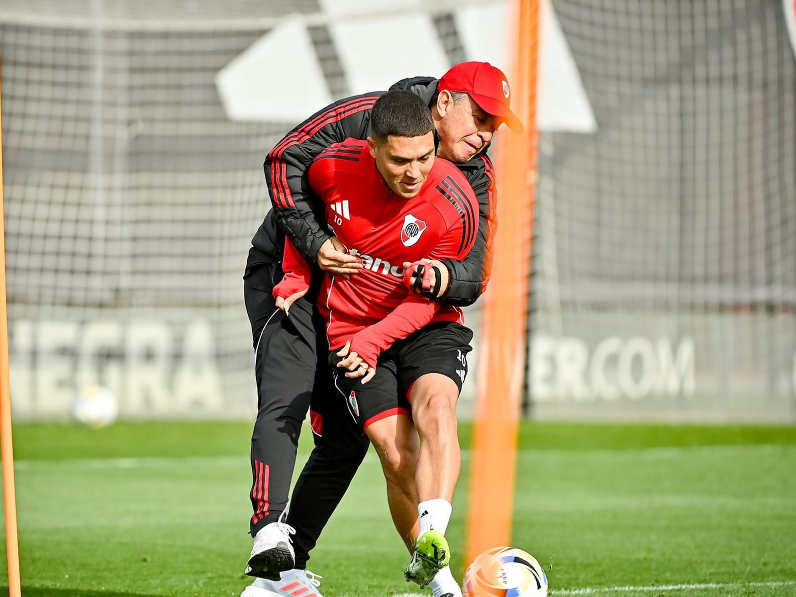 El contundente pedido de Gallardo a Juanfer Quintero :: Olé