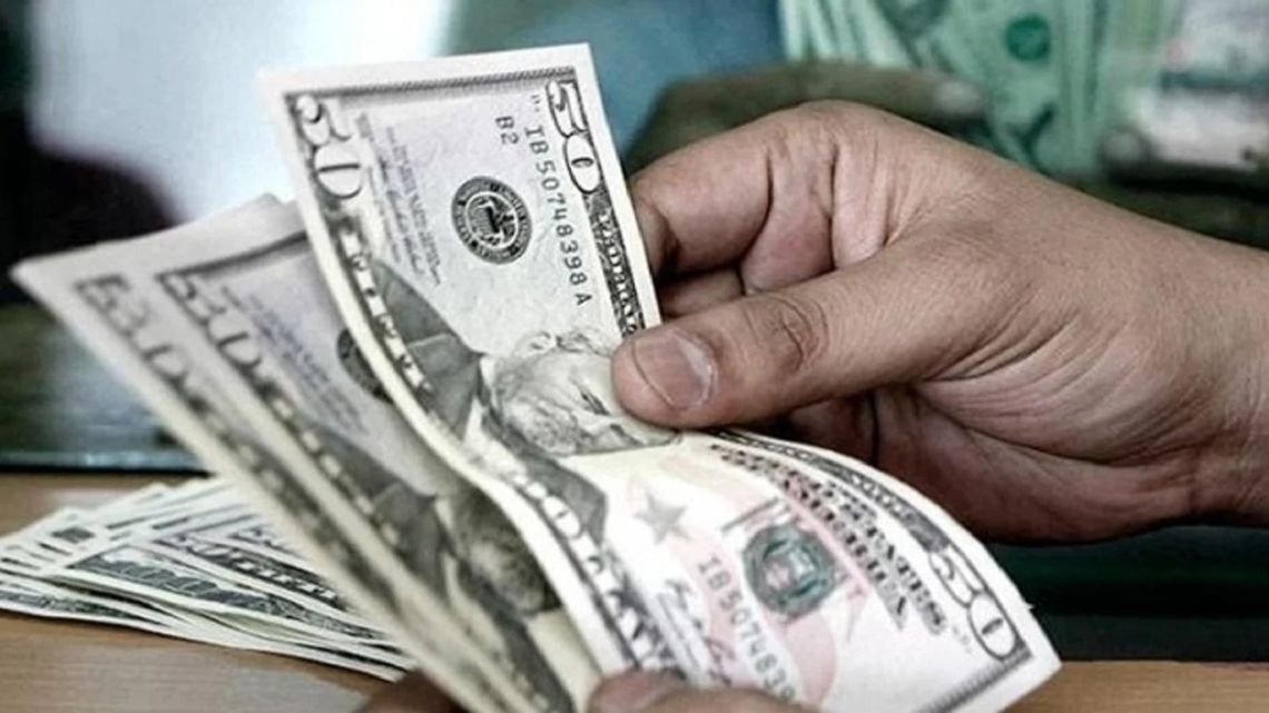El dólar recorta $5 en el arranque de agosto y afloja un poco la tensión cambiaria