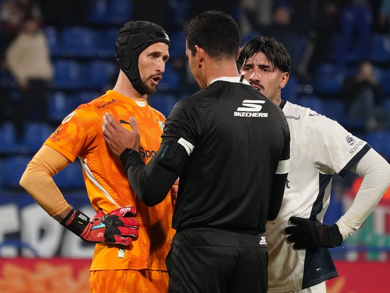 El final en Liniers: la roja a Guillermo y el reclamo de los jugadores de Independiente al juez :: Olé