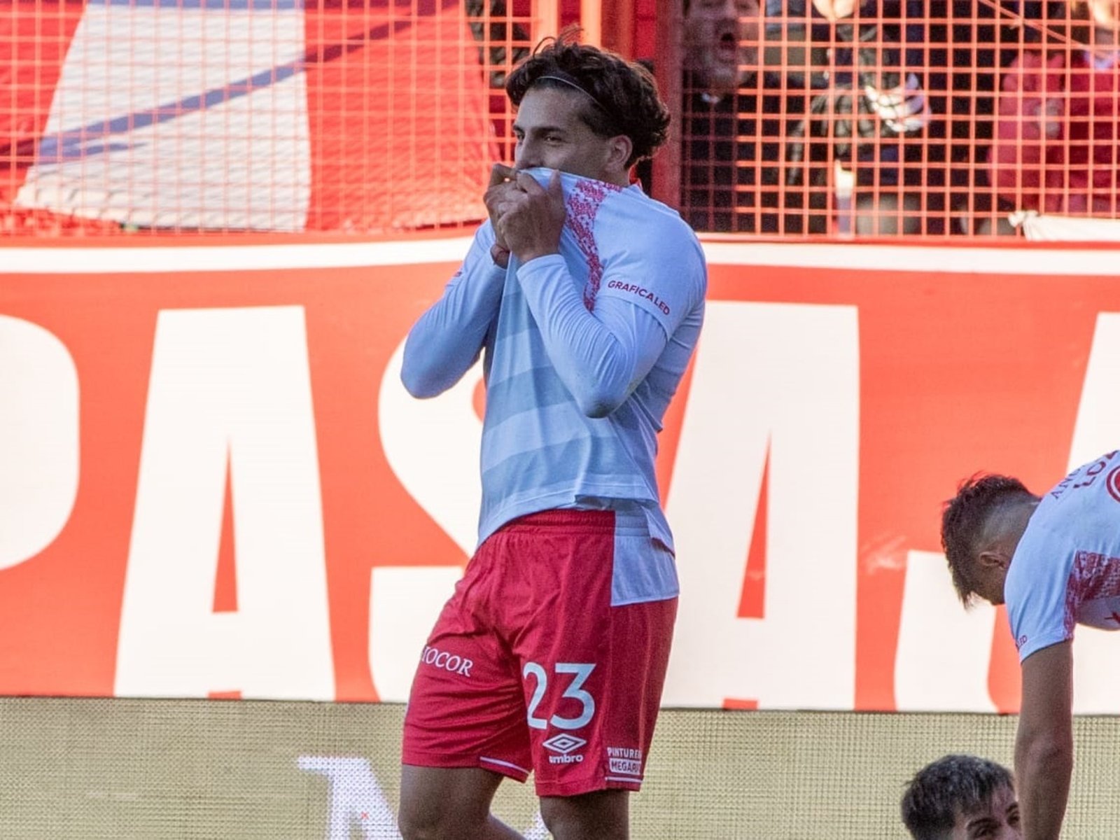 El gol de López Muñoz ante Racing, un tributo a Maradona por partida doble