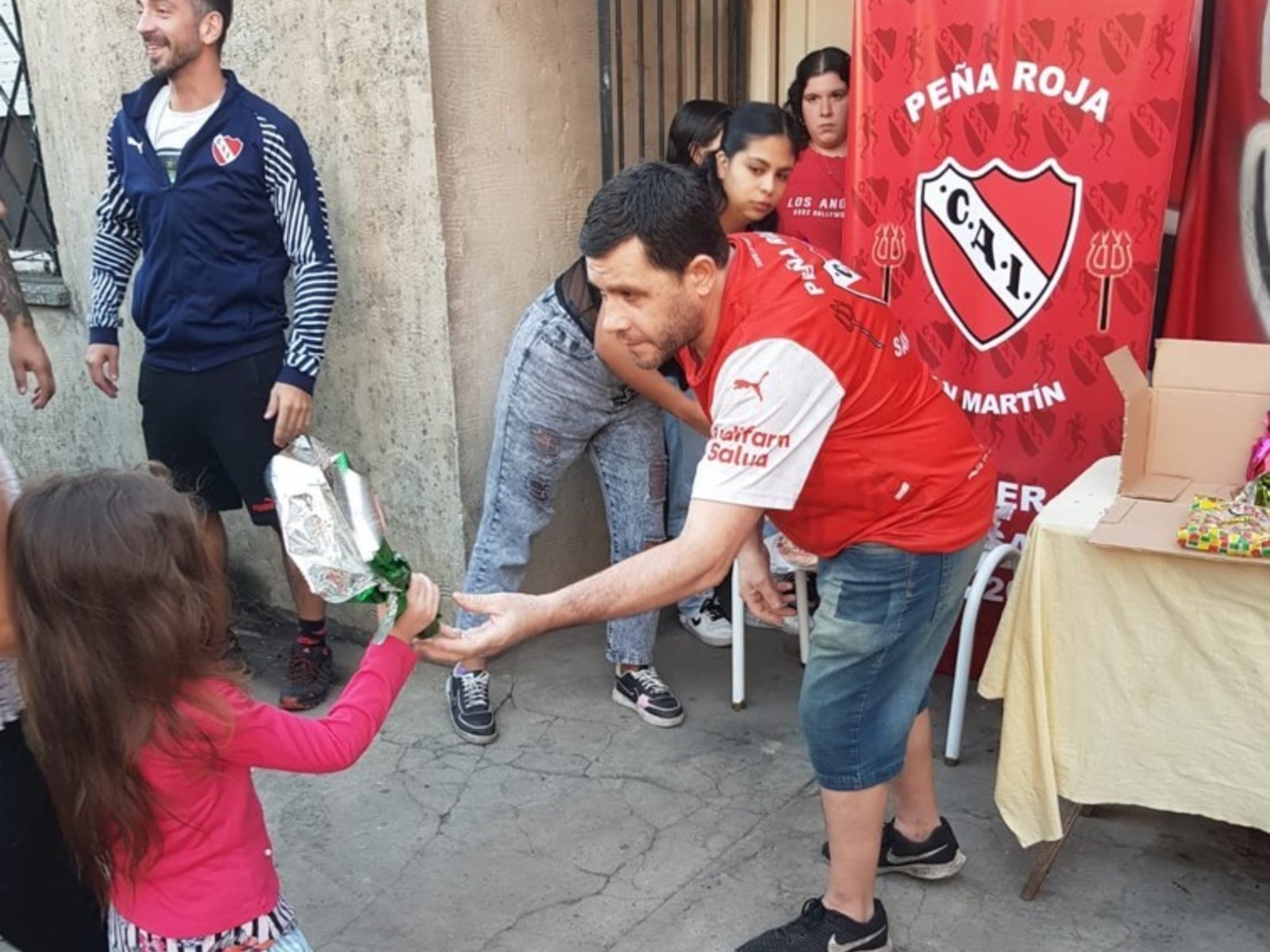 El hincha de Independiente que estaba inconsciente tras una caída en el viaje a Rosario se despertó y evoluciona