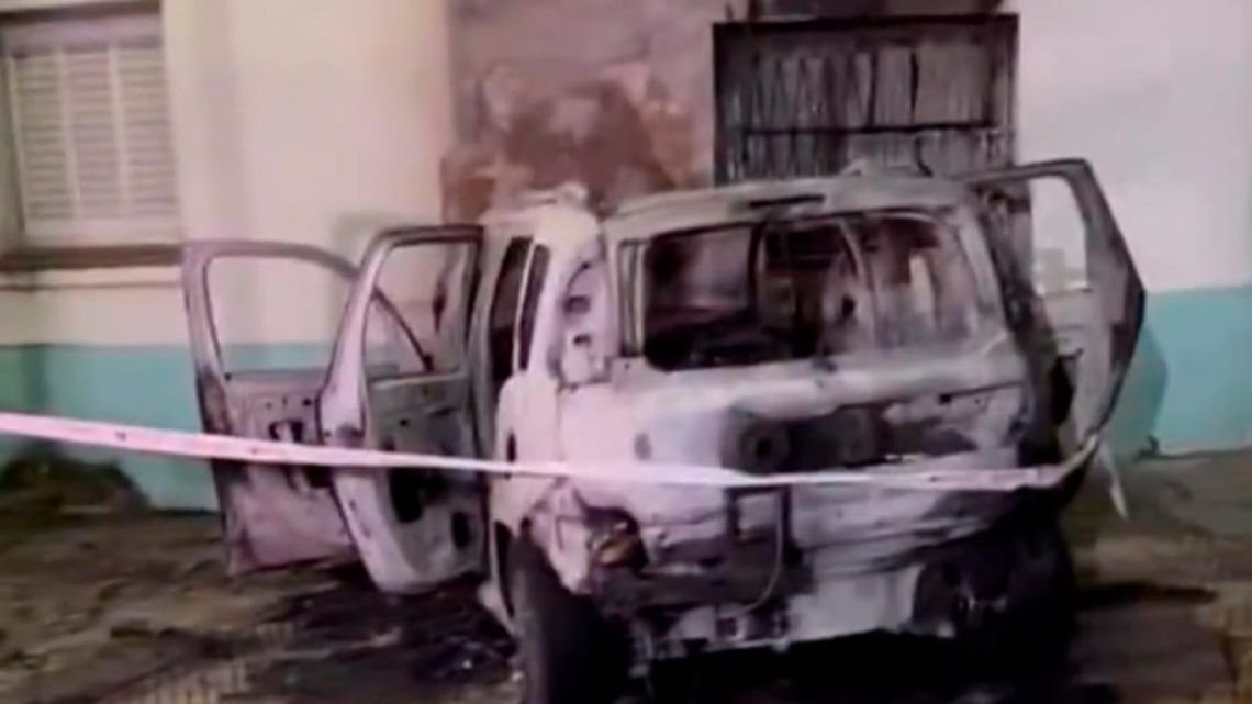 En Villa Soldati, tres menores robaron un auto, escaparon y chocaron contra una casa