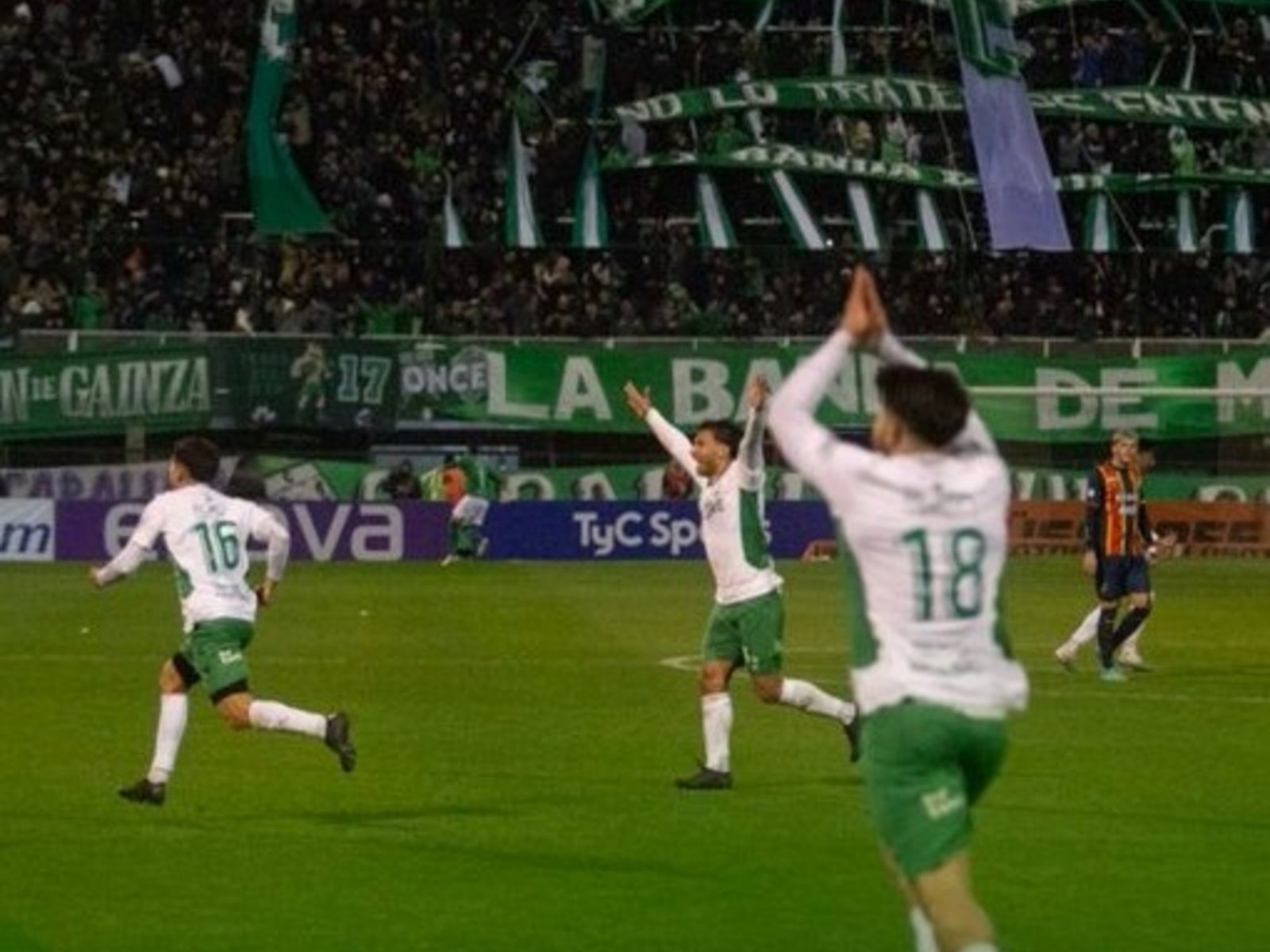 Ferro ganó agónicamente, se alejó del descenso y festejó en la noche que estrenó tribuna :: Olé