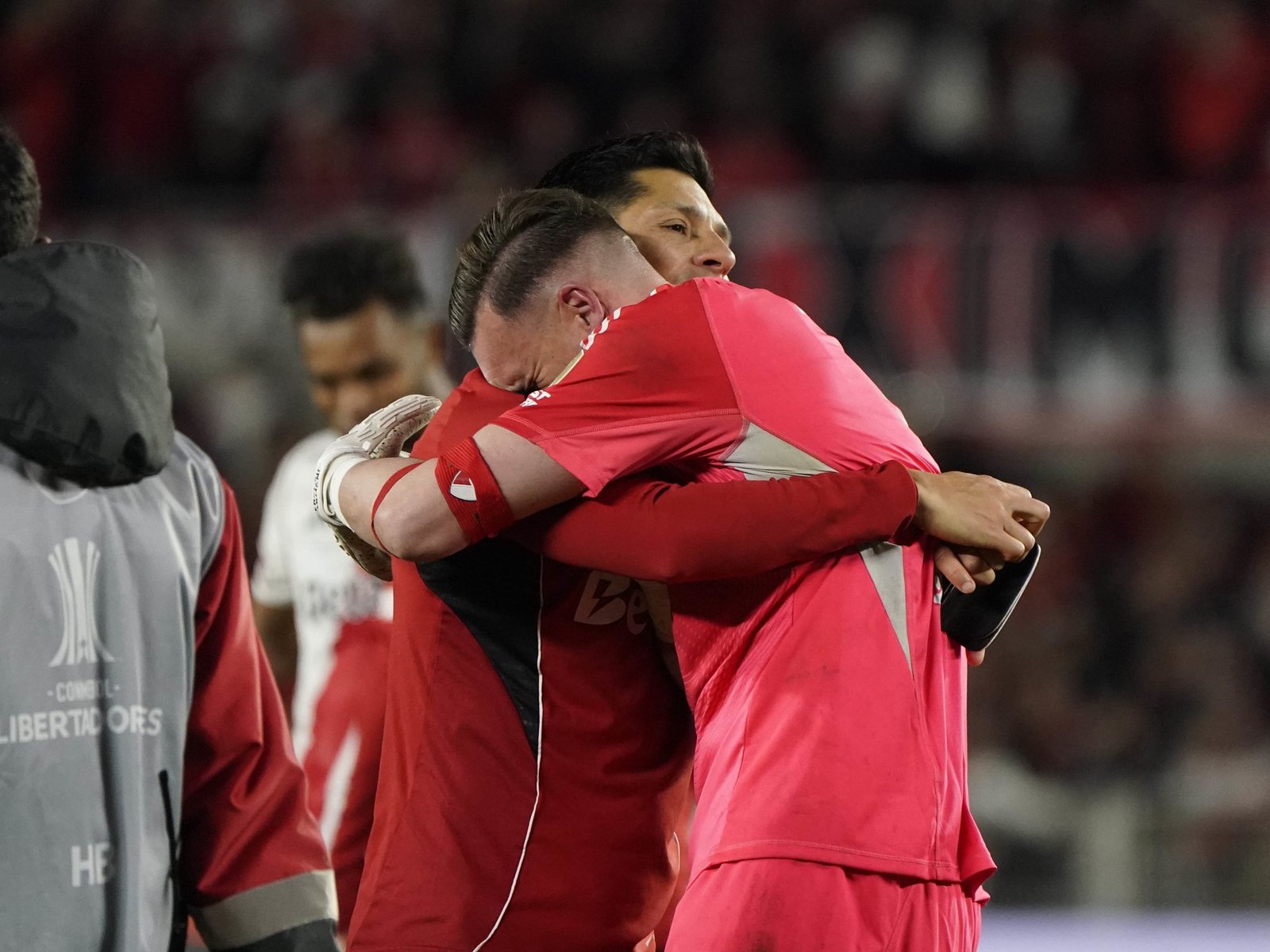 Franco Armani y el abrazo con llanto junto a Enzo Pérez tras pasar el karma de los penales de River vs Libertad: “Recompensa al trabajo”