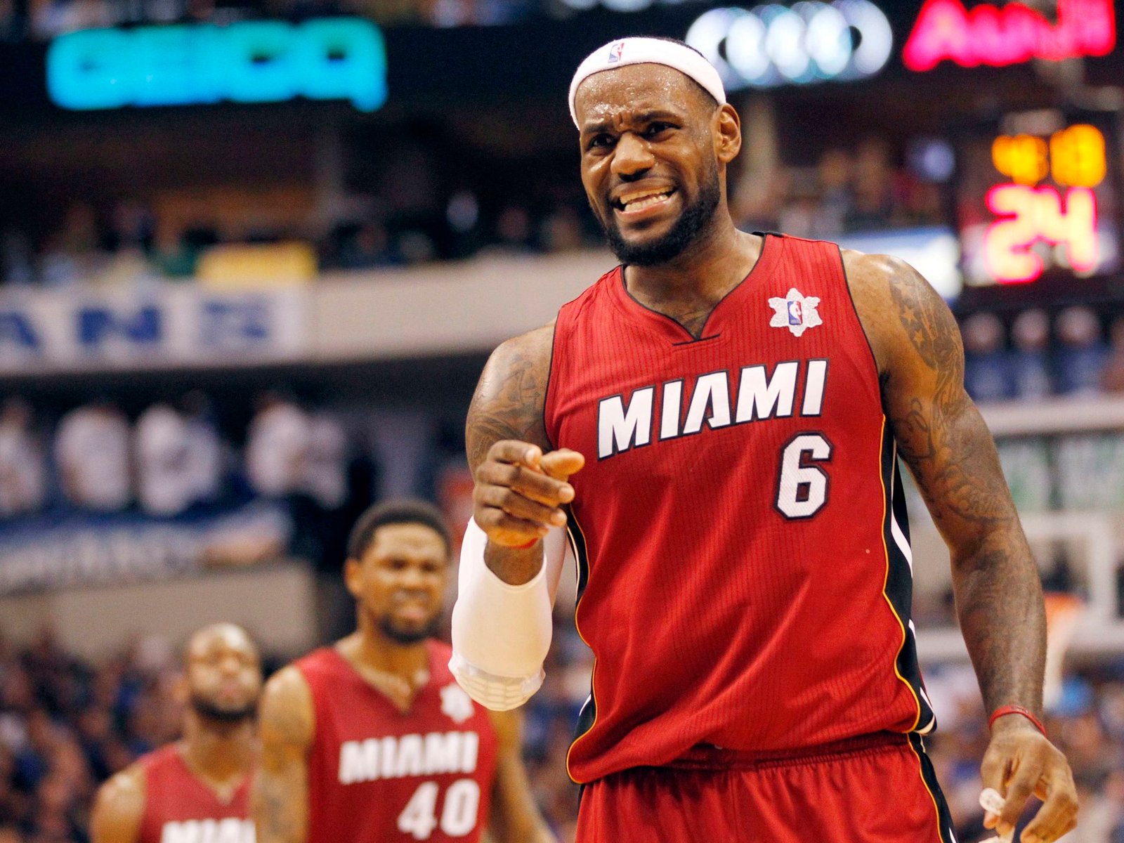 Fue empleado de seguridad de Miami Heat y lo acusan de robar más de 400 camisetas de la NBA: las vendía en Internet