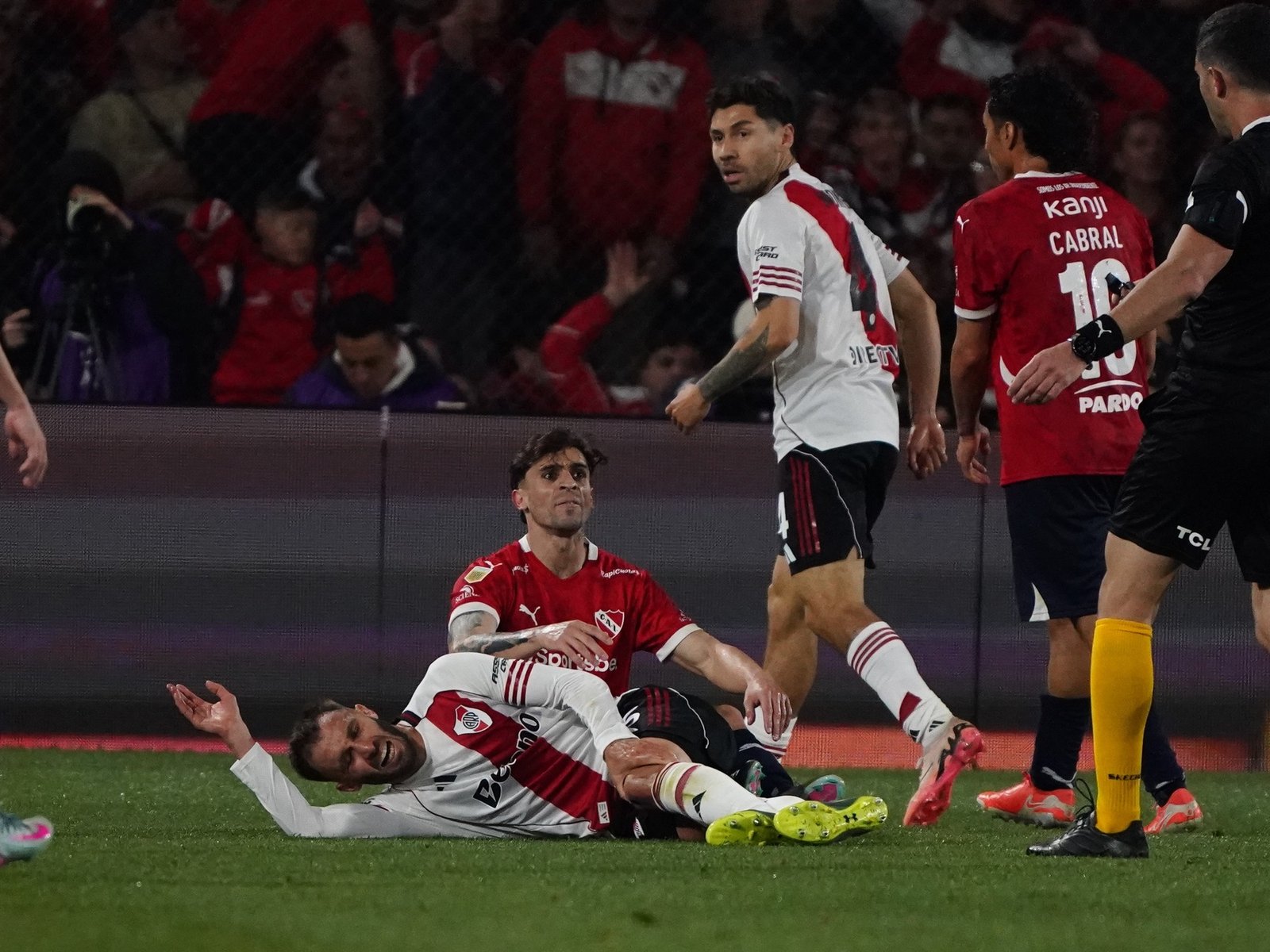 Germán Pezzella sufrió una dolorosa lesión ante Independiente y se largó a llorar cuando dejó la cancha