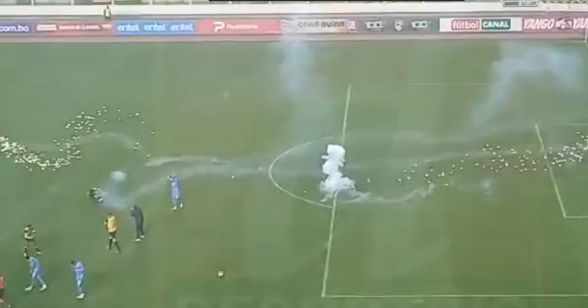 Graves incidentes en Bolivia: barras de The Strongest tiraron bengalas a la cancha e hirieron a un jugador de su propio equipo :: Olé
