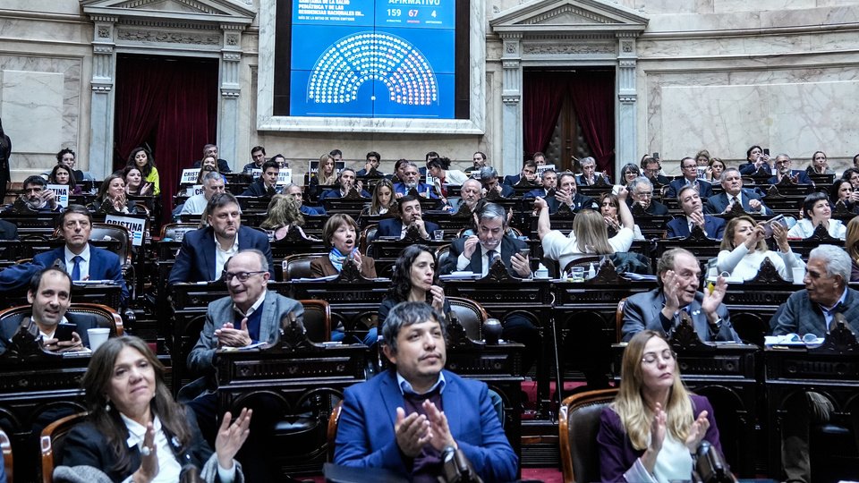 Guerra | La miserable bandera del lanzamiento de la campaña de la Alianza Libertad Avanza contra los derechos humanos