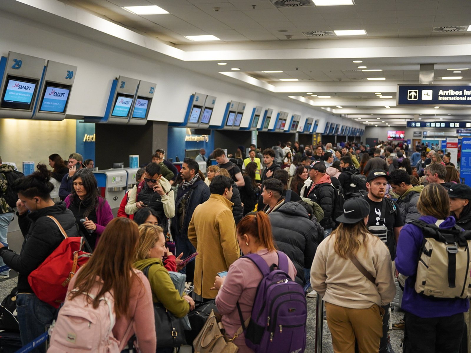 Hace un año les cancelaron el vuelo por un paro de pilotos, lo canjearon y ahora quedaron varados por el de controladores