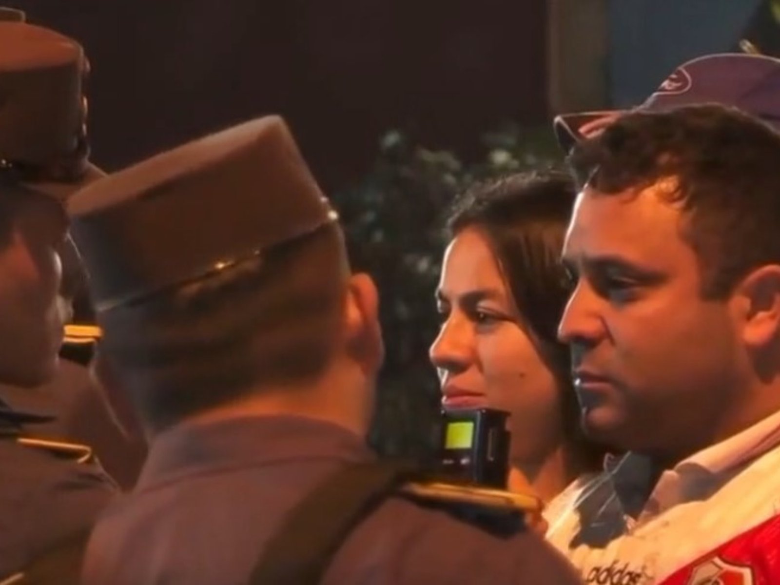 Hinchas de River se toparon con un control de alcoholemia antes del partido contra Libertad y terminaron retenidos en una comisaría