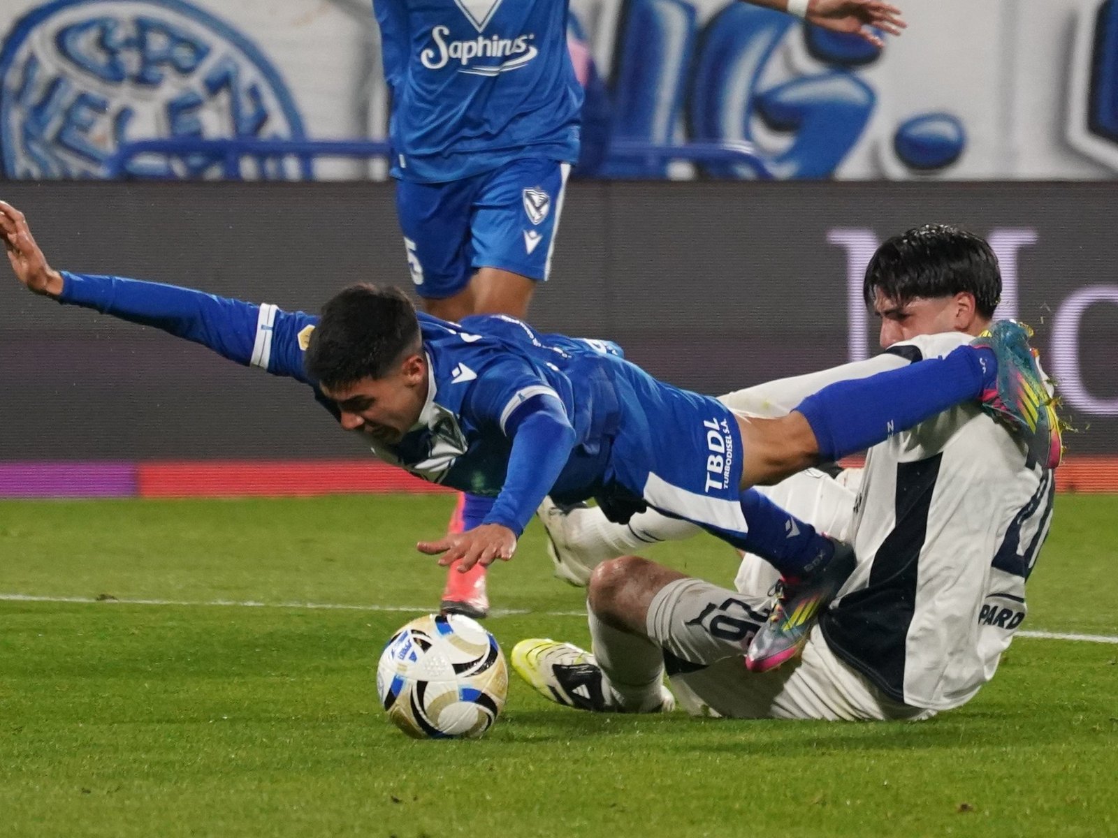 Kevin Lomónaco y su insólito blooper contra Vélez que terminó en penal y tarjeta roja, para dejar con 10 a Independiente en Liniers