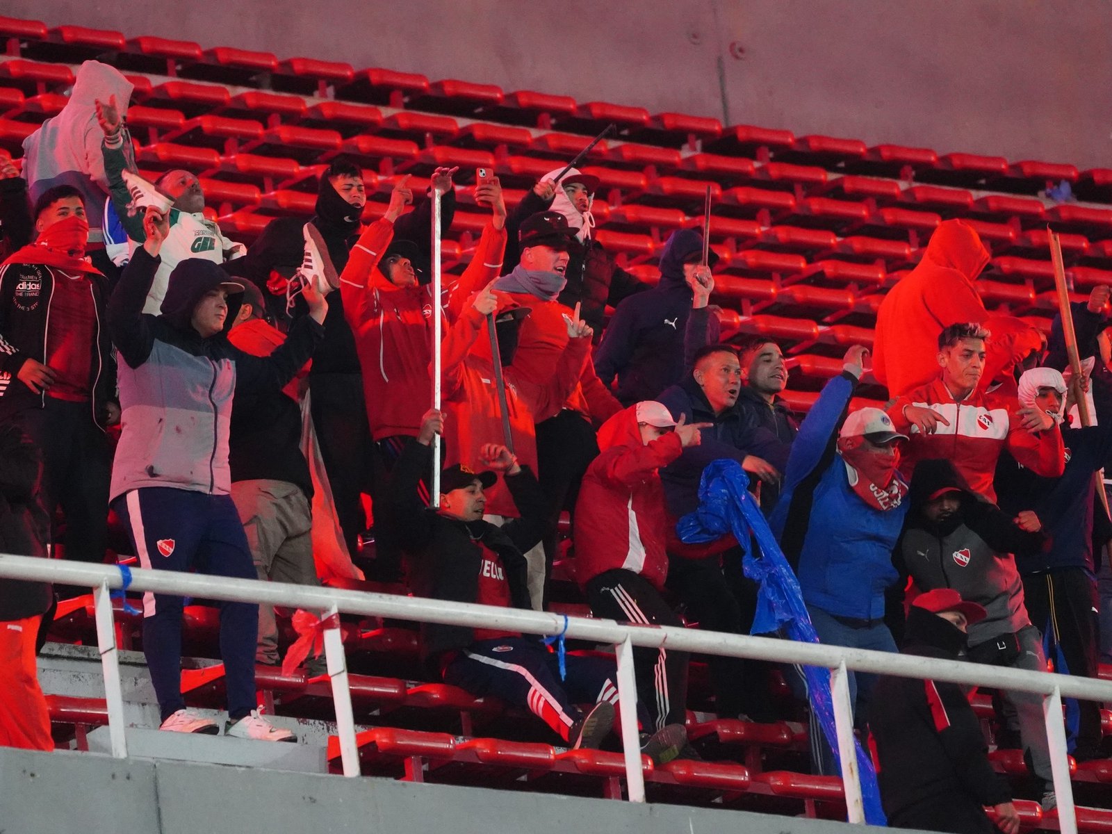 La Justicia trabaja para identificar a los barras de Independiente que agredieron a los hinchas chilenos y ya hay dos detenidos