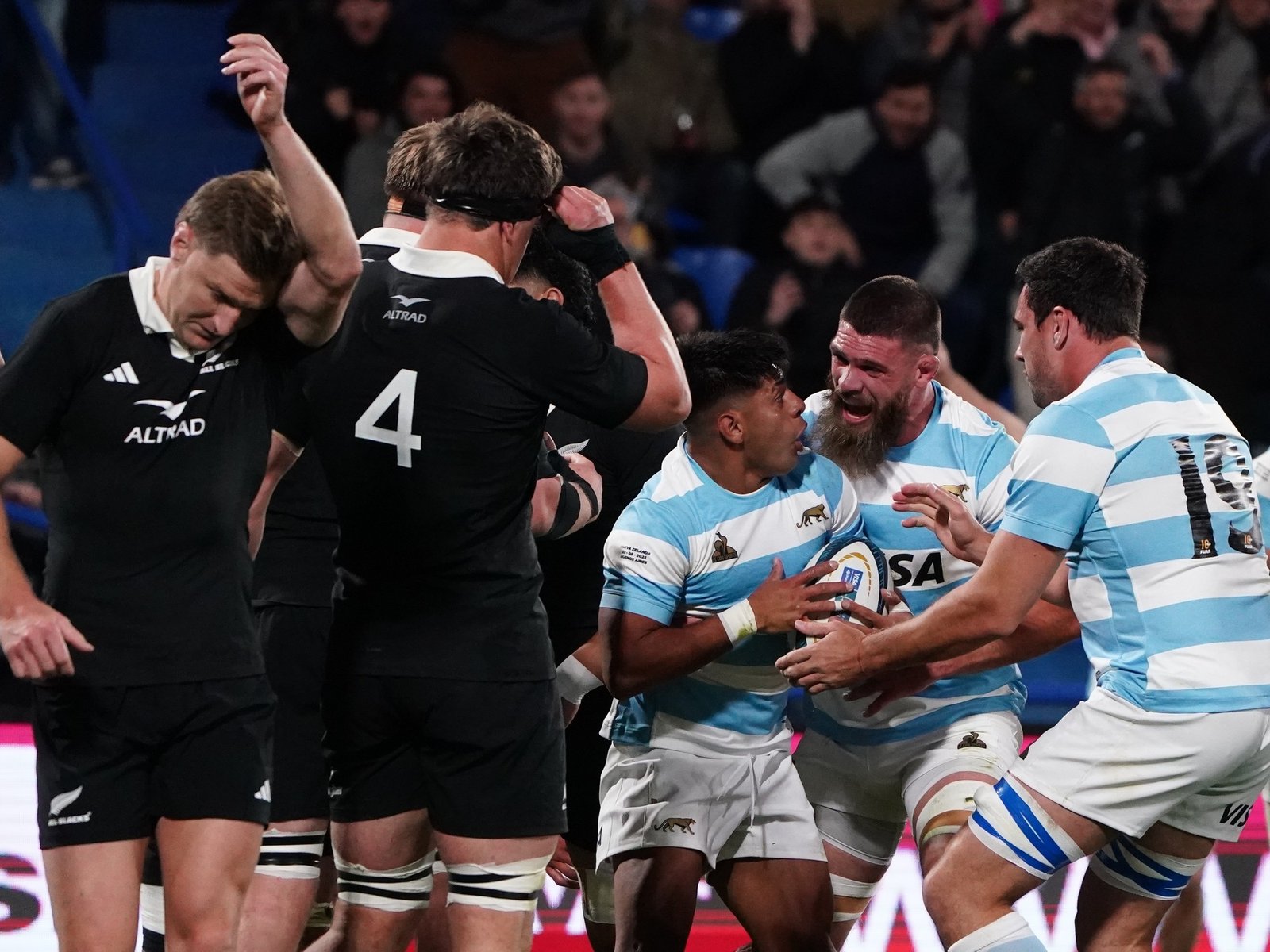 La prensa de Nueva Zelanda llenó de elogios a Los Pumas y calificó de “indisciplinados” a los All Blacks