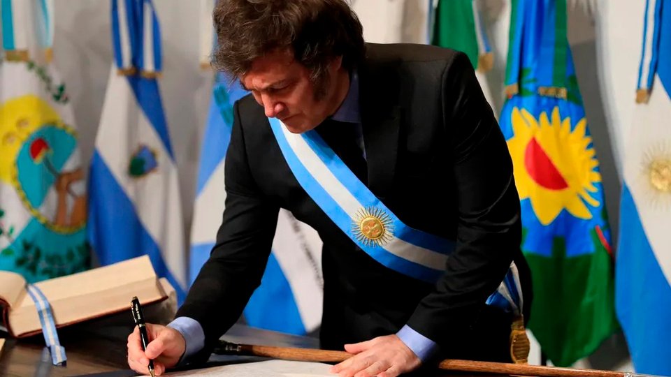 La trampa del veto: Milei presiona a los gobernadores en la previa del cierre de frentes | El Presidente firmó los decretos para frenar las leyes claves