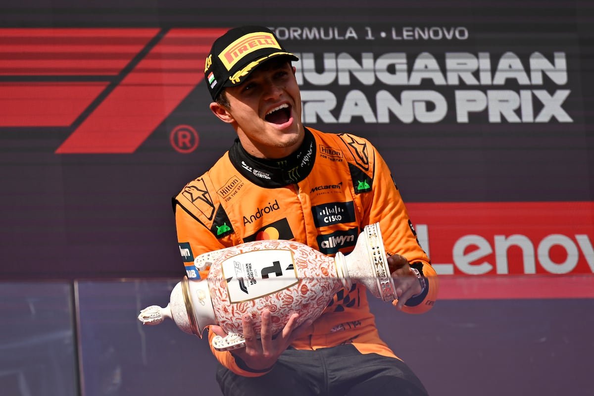 Lando Norris of Britain celebra en el podio tras ganar en el GP de Hungría.