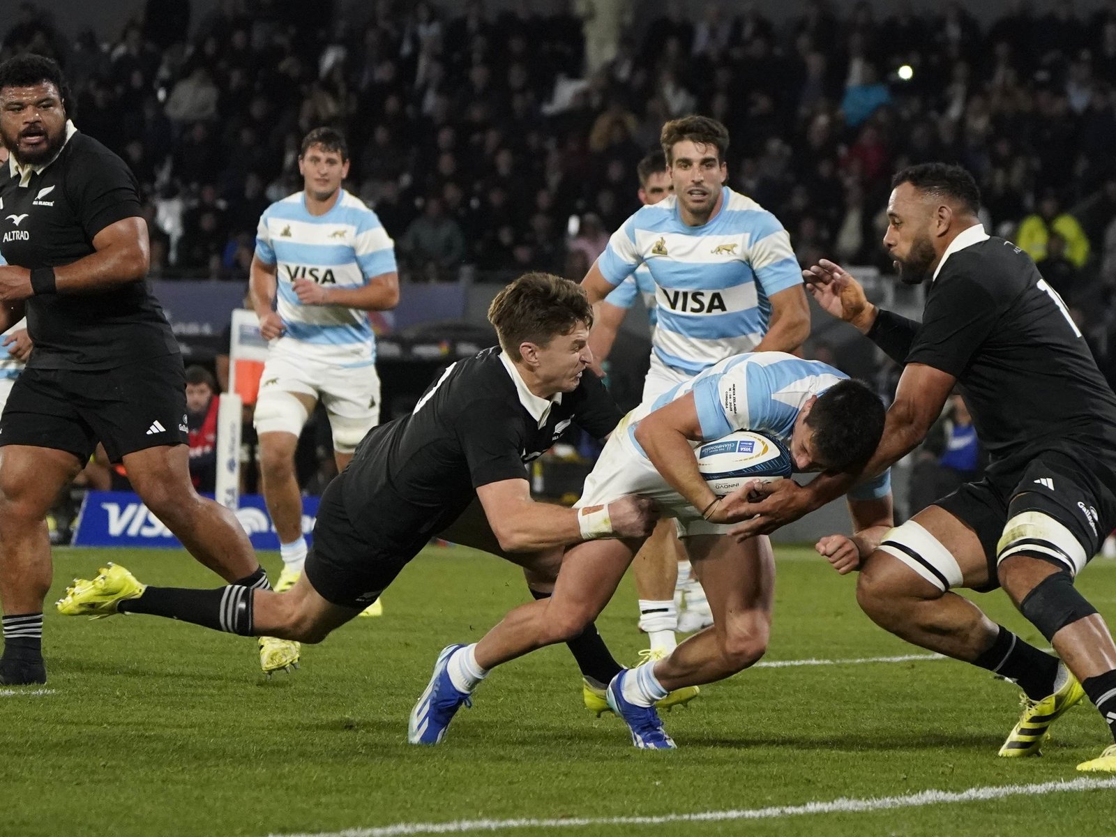 Los Pumas sufrieron con la simpleza de los All Blacks y dieron un paso en falso en su estreno en el Rugby Championship