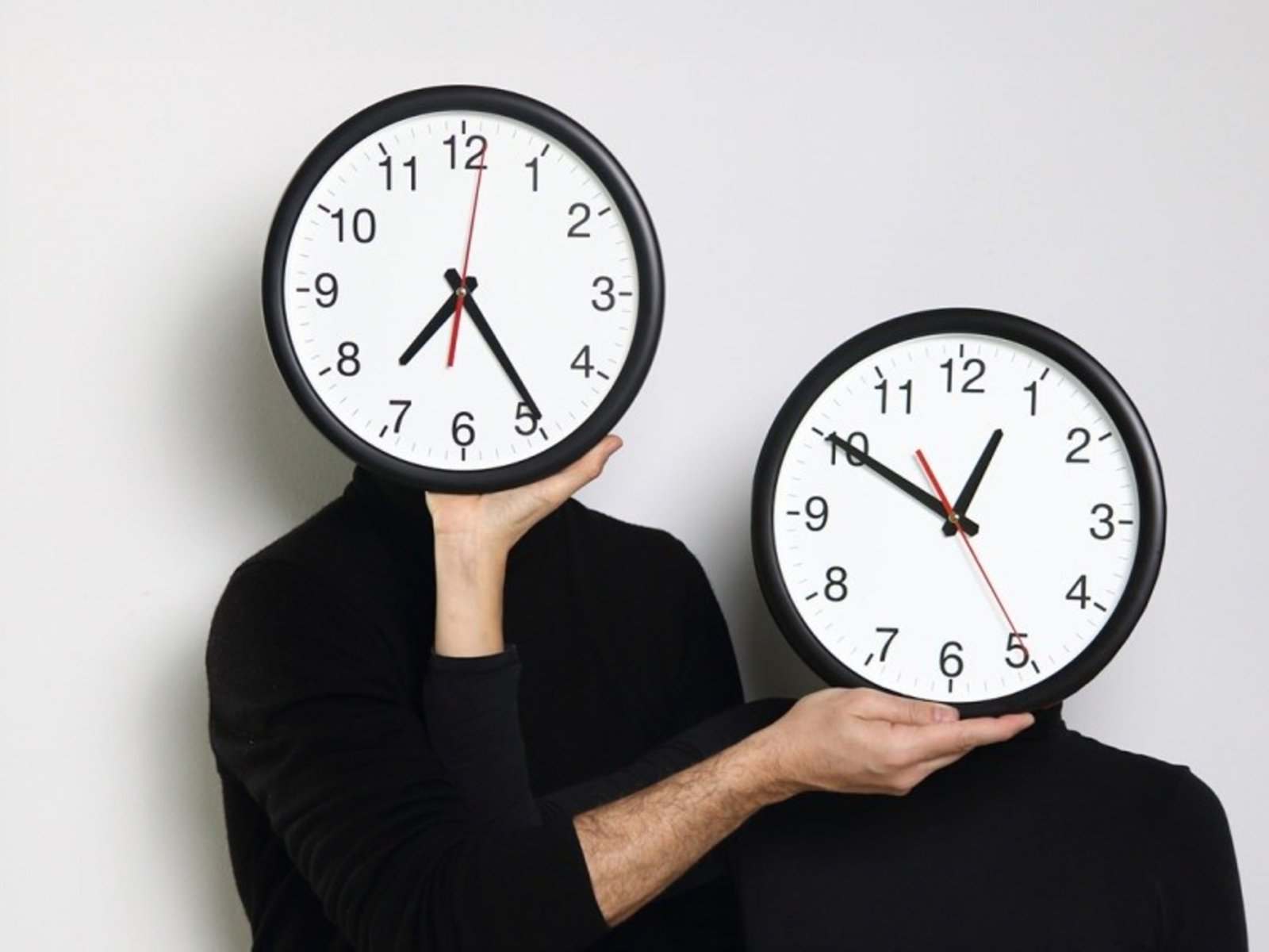 Los artistas que desafían la “crononormatividad” en una obra de la Bienalsur