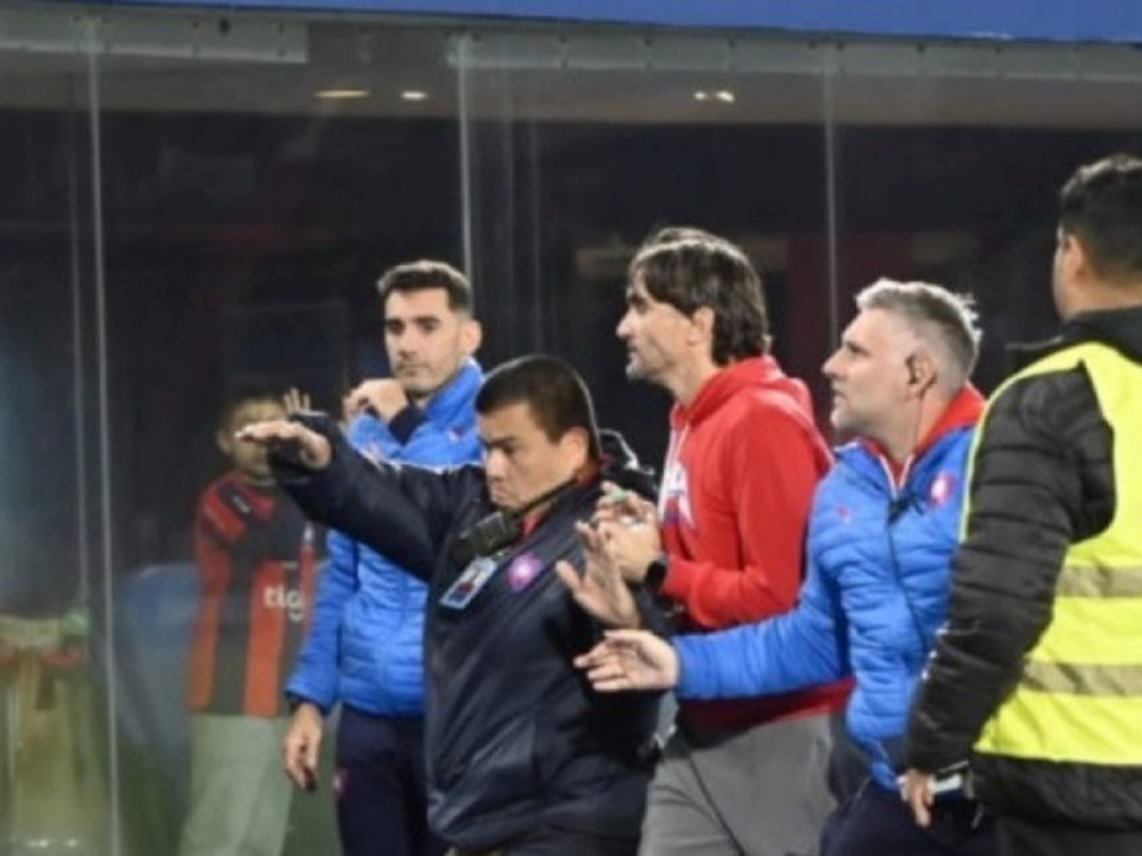 Los hinchas de Cerro Porteño intentaron agredir a Diego Martínez luego de que su equipo cayera en el torneo local