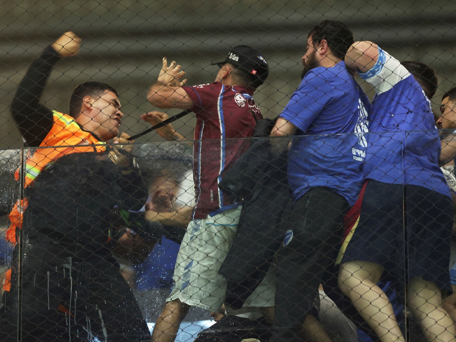 Los hinchas de Godoy Cruz la pasaron mal en el final del partido ante Atlético Mineiro y hubo enfrentamientos con la policía