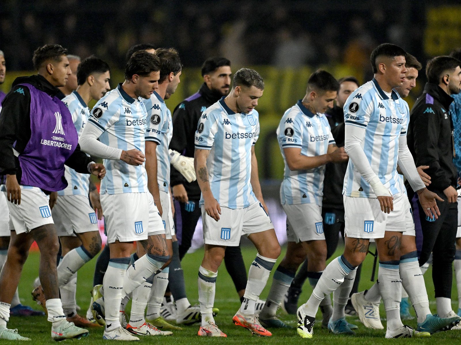 Marcos Rojo debutó en Racing en la derrota frente a Peñarol y le dejó un mensaje a los hinchas: "Hay que darlo vuelta"