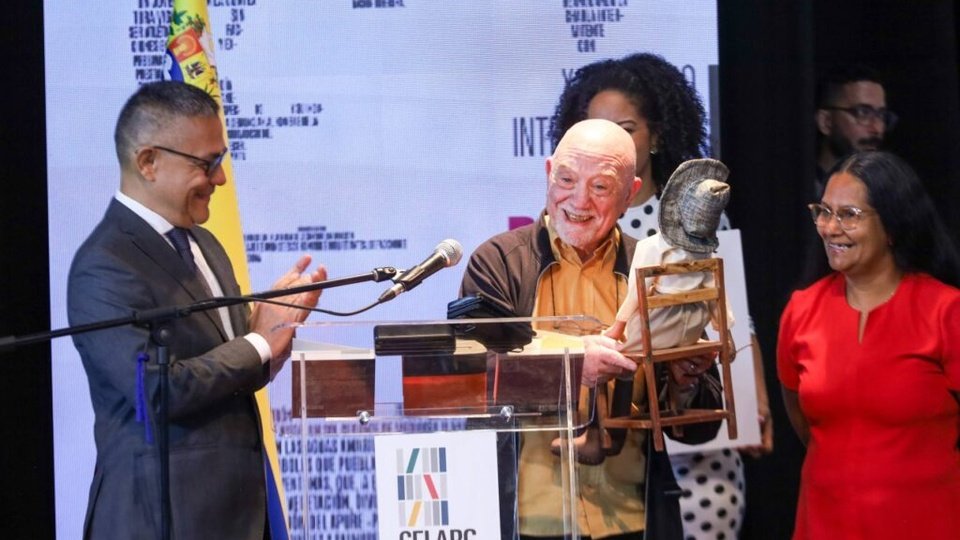 “Mientras quede una historia para contar la novela seguirá viva" | Vicente Battista recibió en Caracas el premio Rómulo Gallegos