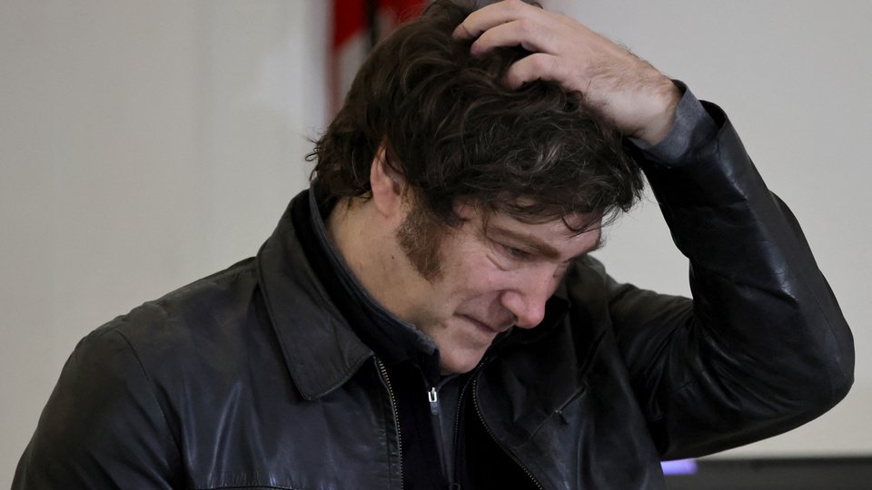 Milei firmó los vetos de los proyectos que aumentan jubilaciones y la ley de emergencia en discapacidad | Maniobra dilatoria y negociaciones en marcha