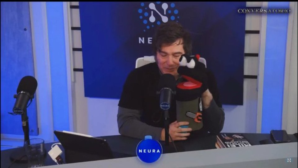 Milei hizo de ventrílocuo con un "títere libertario" | El Presidente y otra noche de streaming