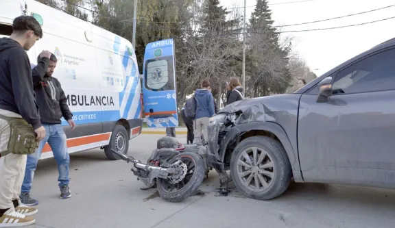 Motociclista lesionado tras chocar con automóvil en Rivadavia y Chacabuco