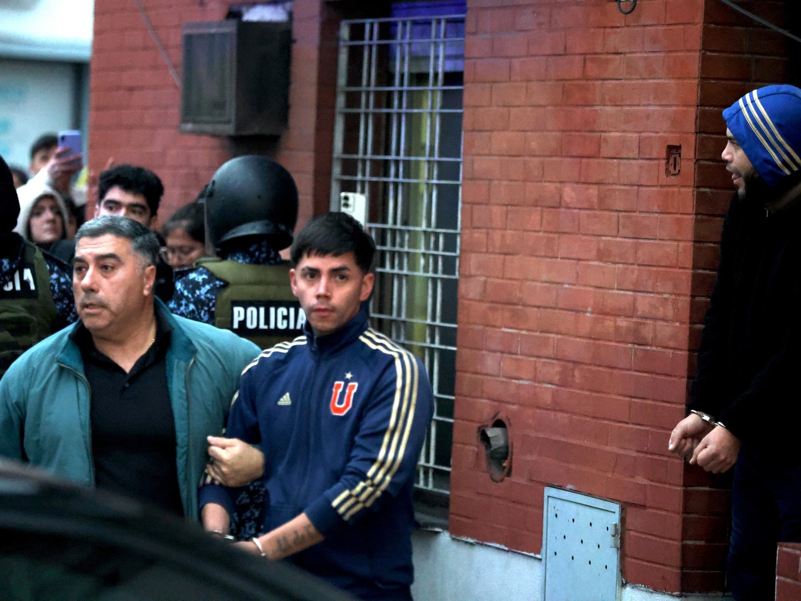 Ordenan la liberación de 104 hinchas de Universidad de Chile detenidos tras los incidentes en Independiente