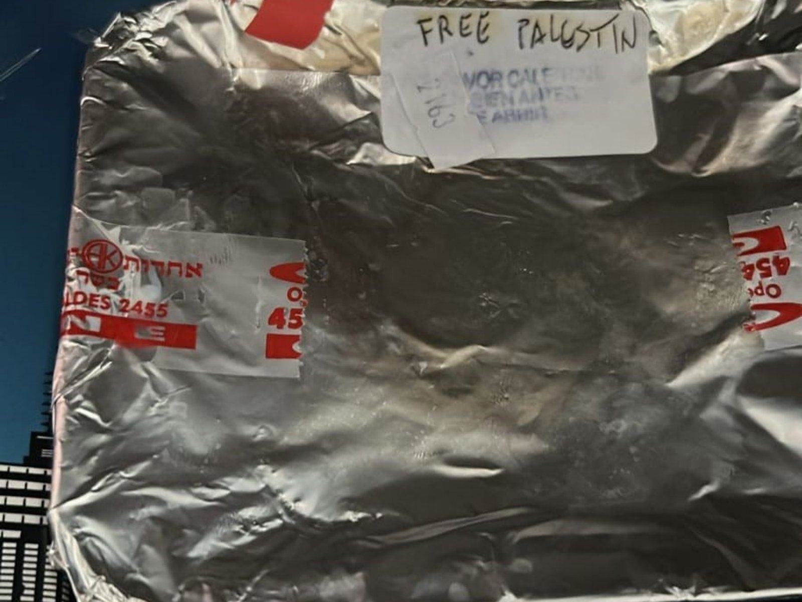 Pasajeros de la colectividad judía pidieron comida kosher en un vuelo y la bandeja decía "Free Palestine"
