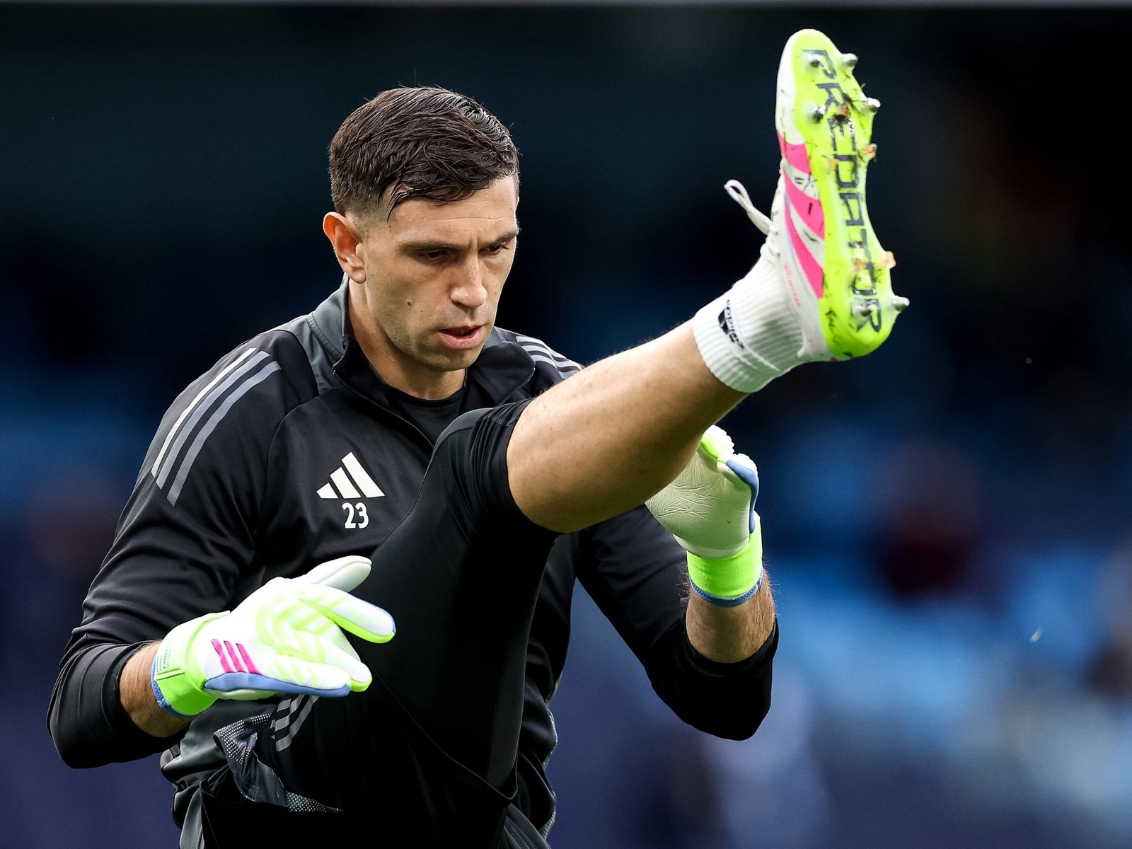 Por qué Dibu Martínez no está en el debut del Aston Villa en la Premier League