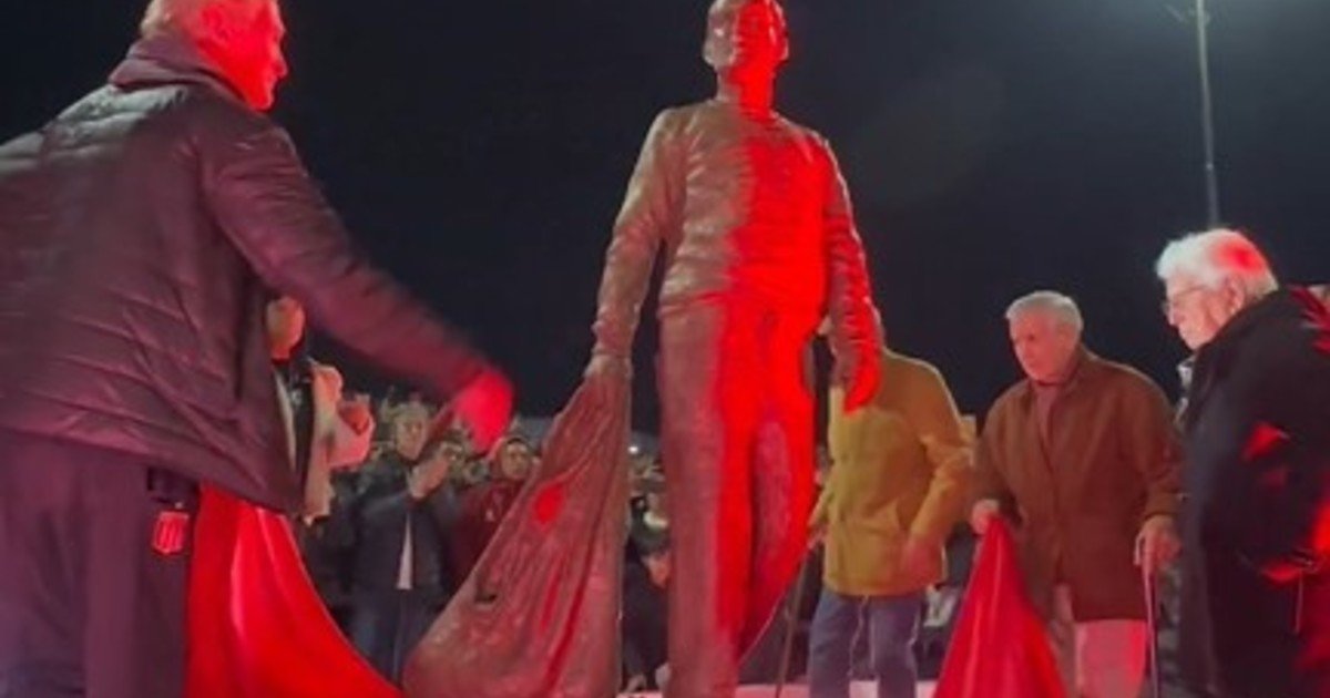 Profesor eterno: Estudiantes inauguró la estatua de Osvaldo Zubeldía :: Olé