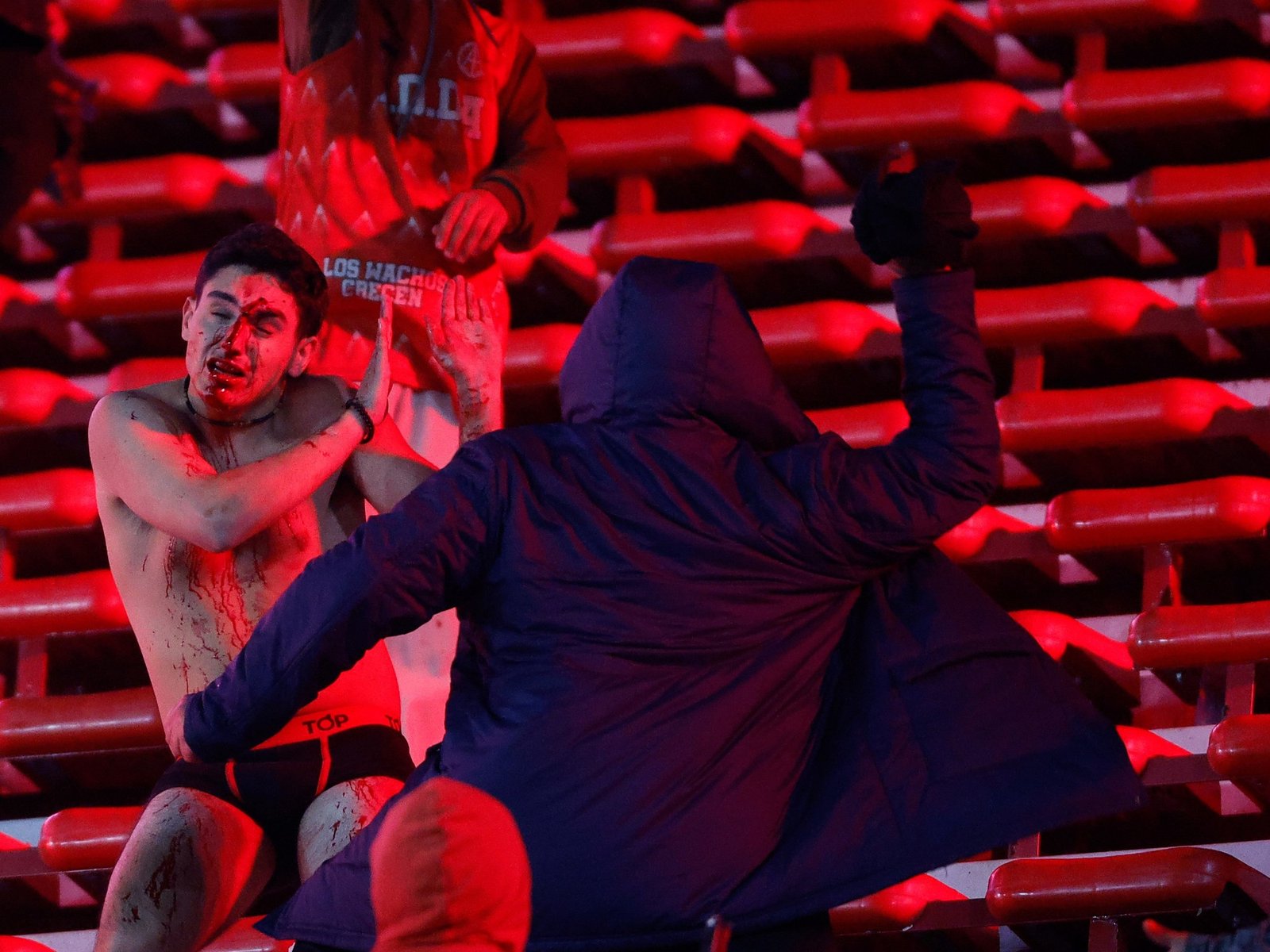 Quién le abrió la puerta a los barras de Independiente y por qué la Policía no subió a frenar el salvaje ataque a los hinchas de la Universidad de Chile