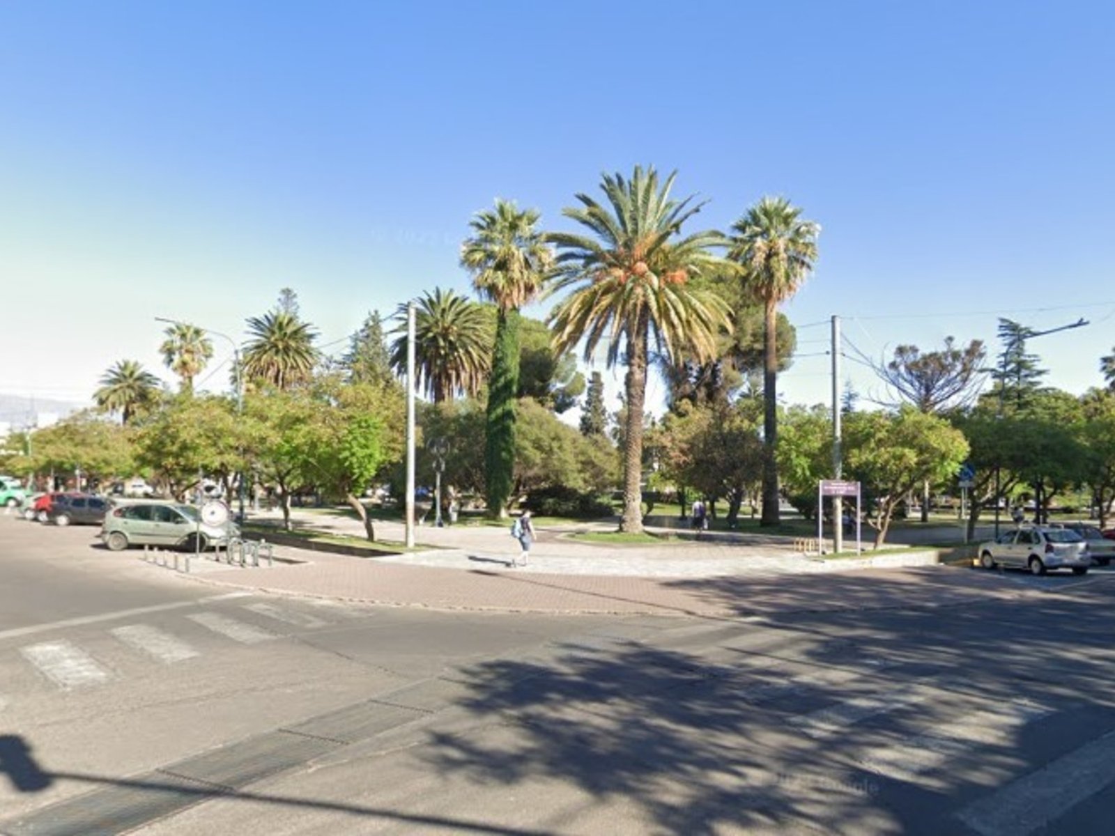 Quiso robarle a un taxista, provocó un accidente y su papá lo entregó a la policía
