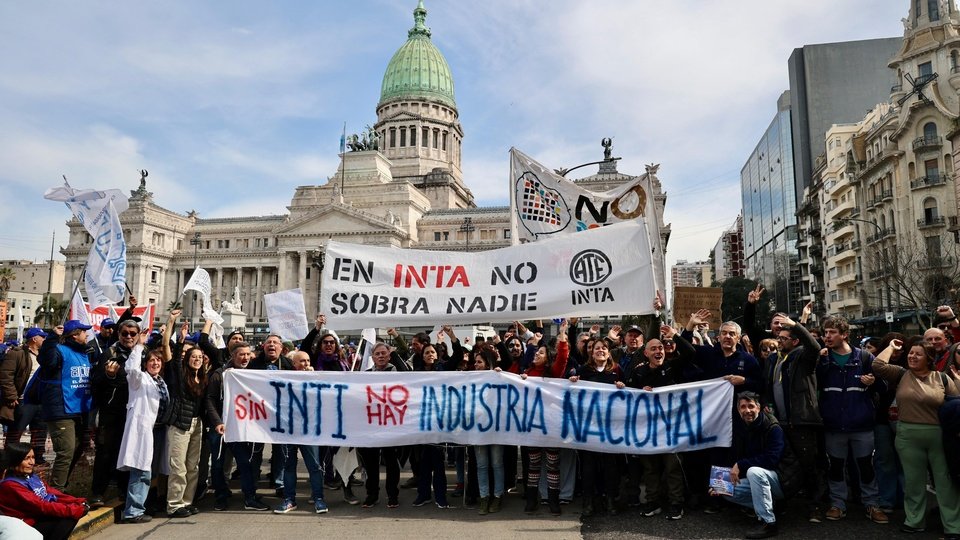 Ruidazo y movilización por el INTI | Las y los trabajadores marcharon al Congreso y se unieron al reclamo de los jubilados