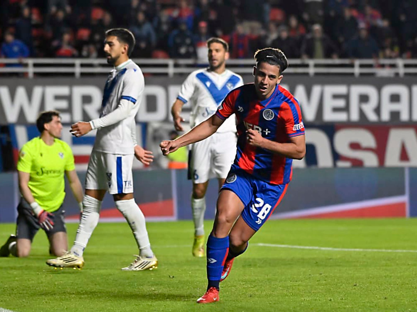 San Lorenzo venció a Vélez en un duelo caliente y se trepó a la punta de la Zona B