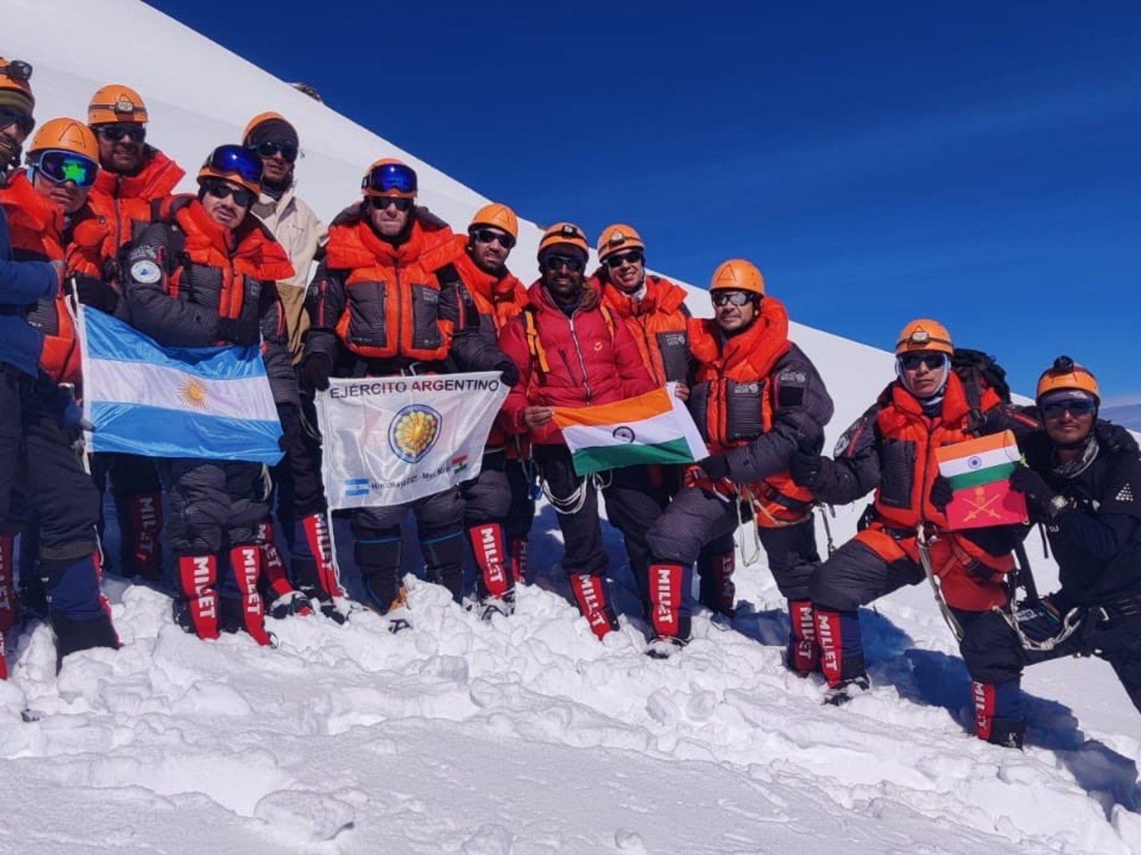 Se conocieron las primeras fotos y videos de los soldados argentinos haciendo cumbre en el Monte Kun en la expedición Himalaya