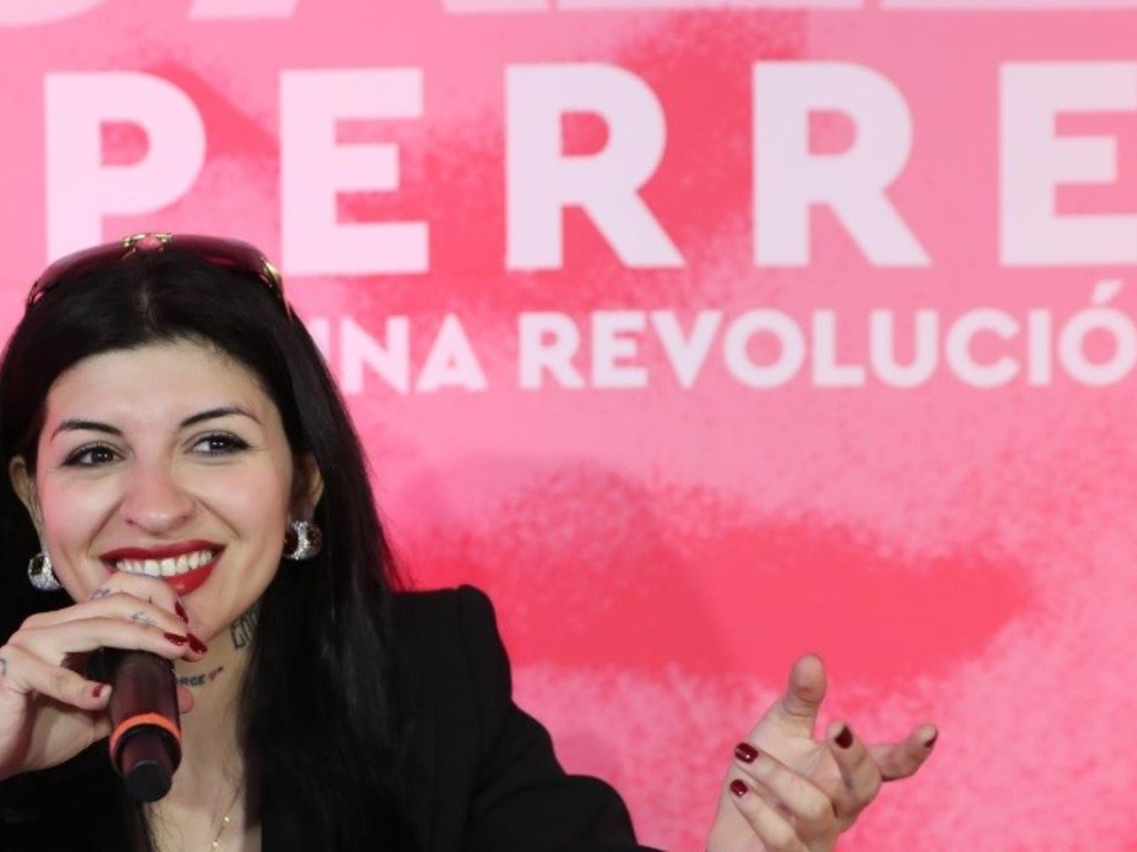 “Seguimos buscando la igualdad”, dijo Cazzu al presentar su libro