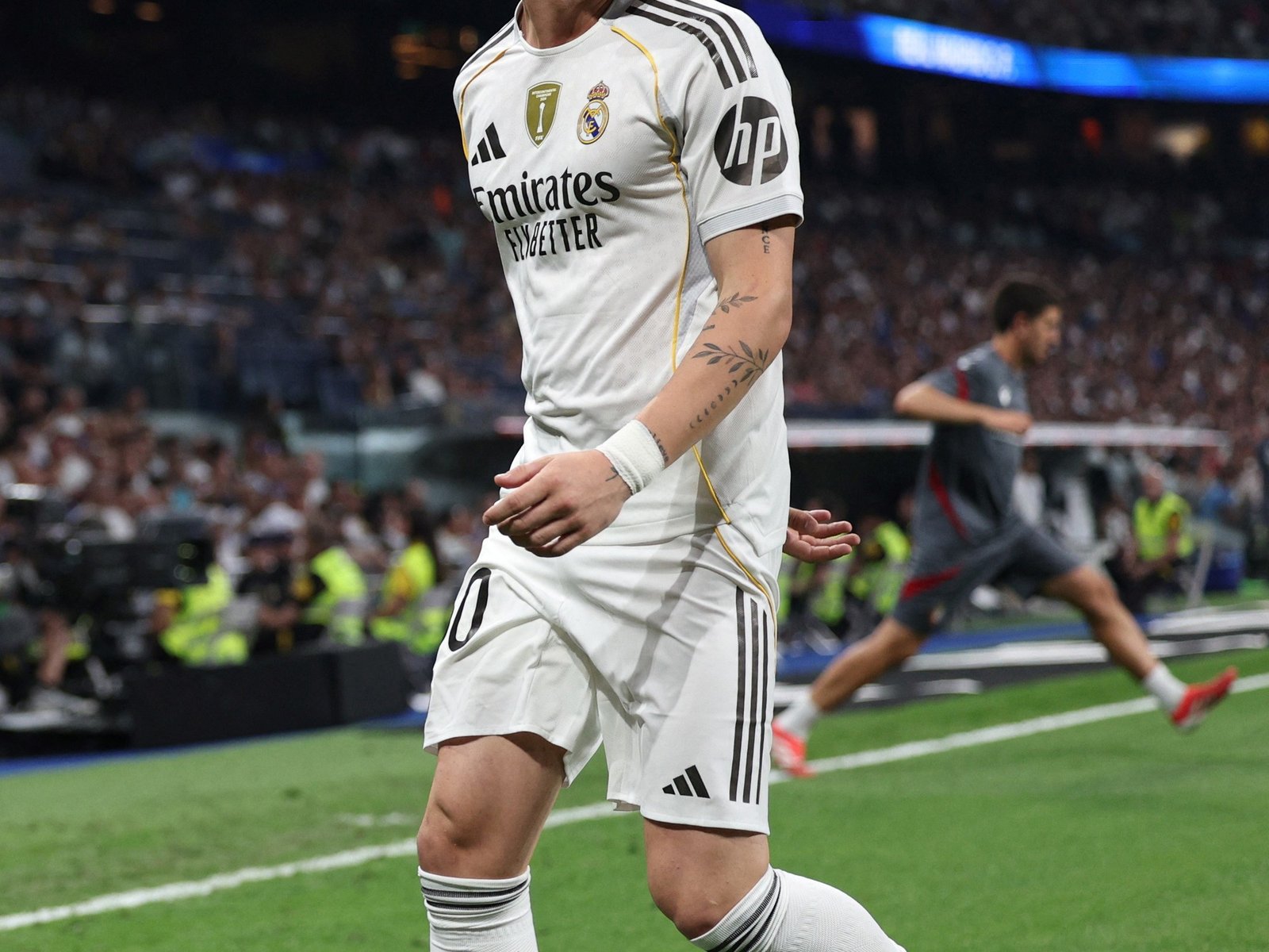 Sigue la “Mastantuonomanía” en España y los medios de Madrid ya lo tildan de “ídolo exprés”