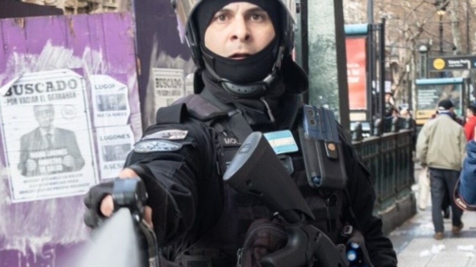 "Te convertiste en lo que nunca quisimos" | El mensaje de la hermana del policía que gaseó a un fotógrafo en la represión a los jubilados