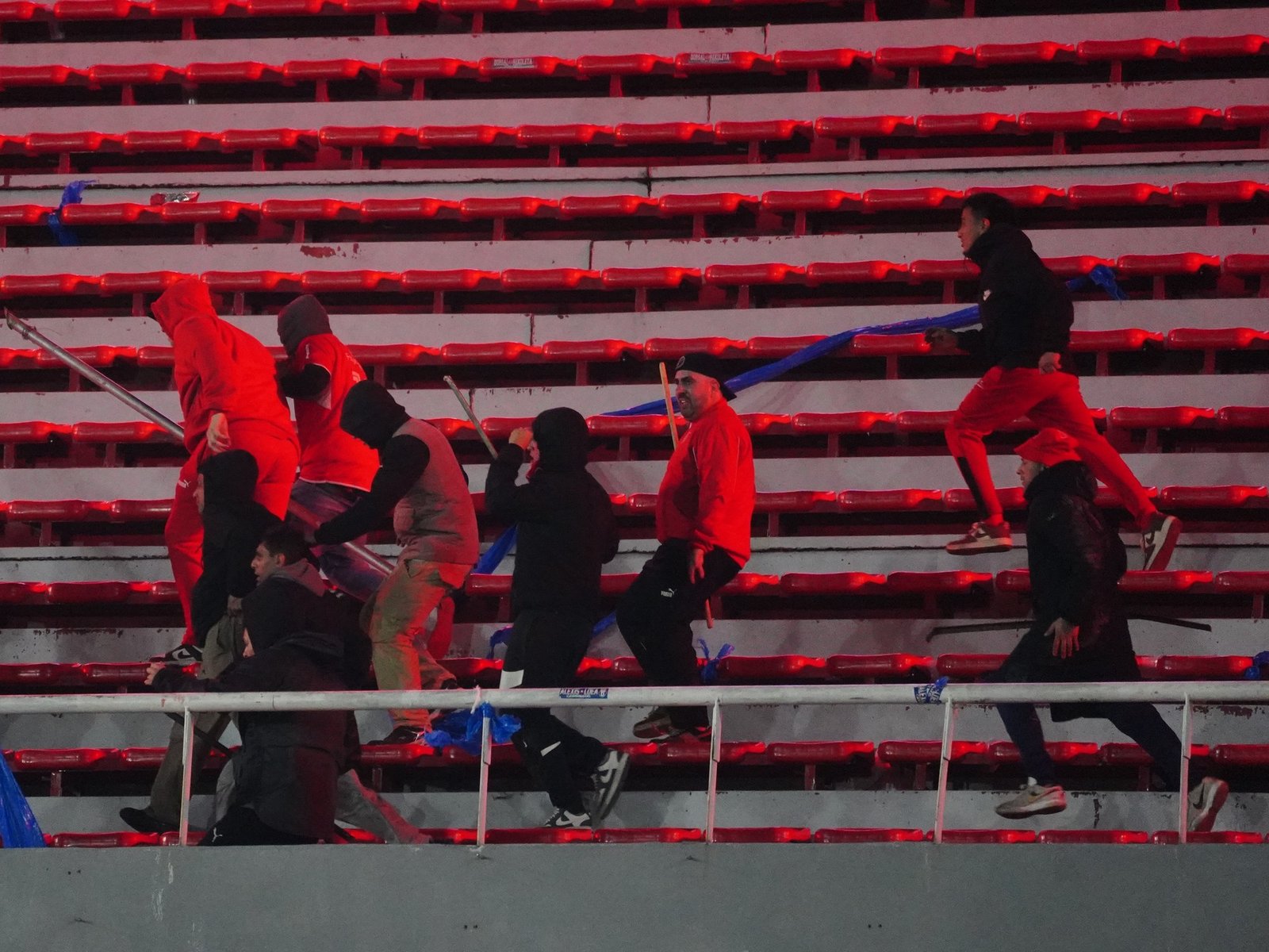 Todo lo que no se hizo y todo lo que se hizo mal en la noche de terror que se vivió en la cancha de Independiente