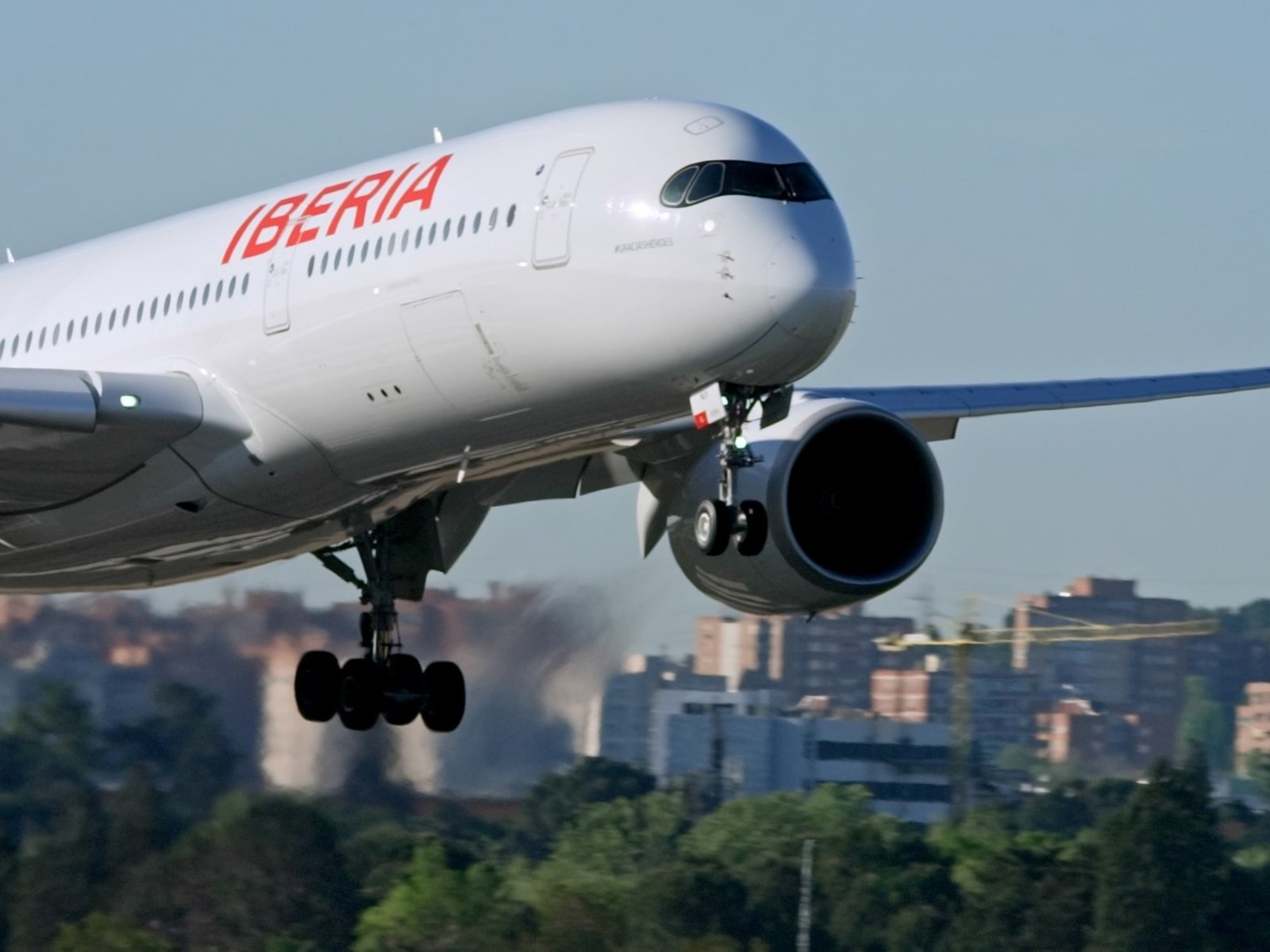 Tras la polémica por la frase "Palestina libre" en bandejas de comida, Iberia admitió el hecho y abrirá una investigación interna