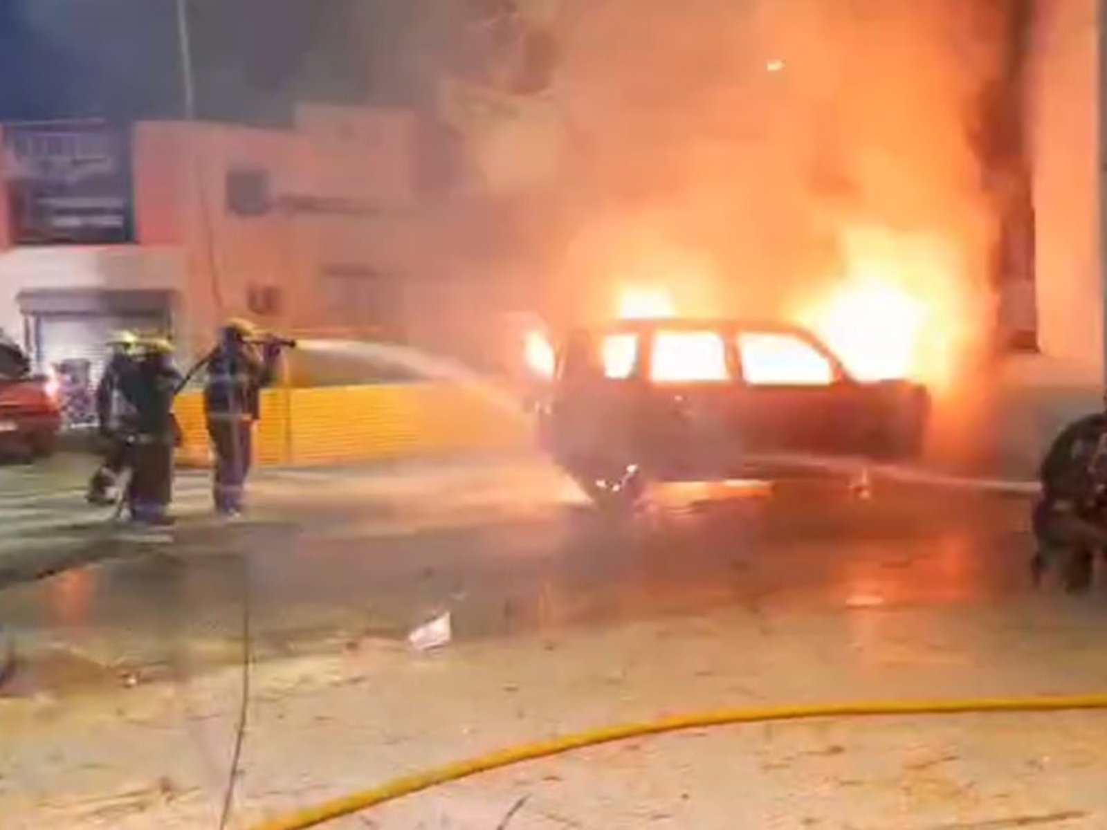 Tres adolescentes escapaban a contramano con un auto robado y chocaron contra una casa en Villa Soldati: el video del impactante incendio