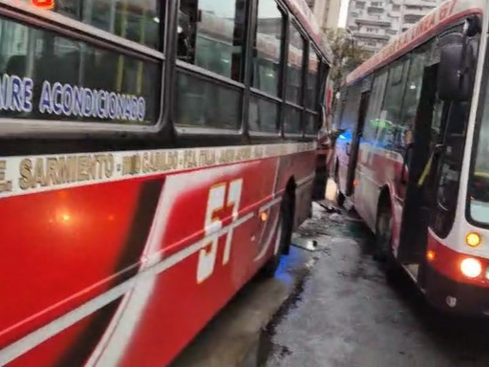 Un choque de dos colectivos en Plaza Italia dejó 5 pasajeros heridos