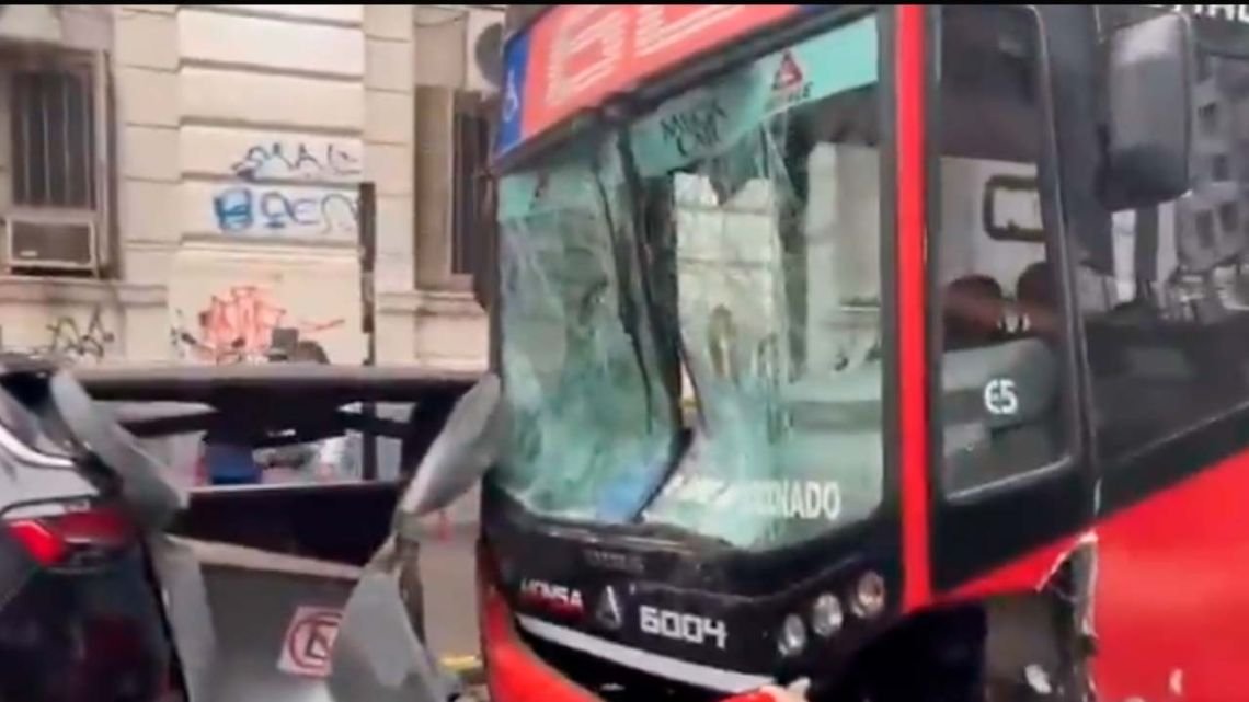 Un colectivo 60 se llevó “la tormenta por delante” en Balvanera: fuerte choque con un VW Gol y 5 heridos