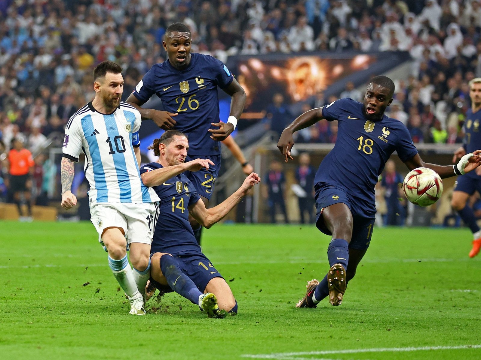 Un futbolista francés que jugó la final del Mundial de Qatar contra Argentina fue echado de su club