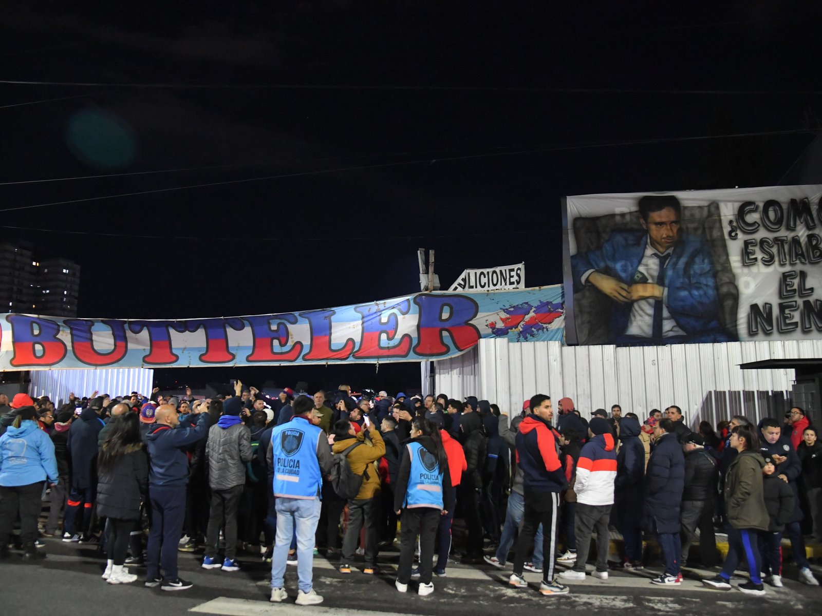 Un grupo de hinchas de San Lorenzo pidió por la renuncia de Marcelo Moretti: colgaron una bandera con la escena de la cámara oculta