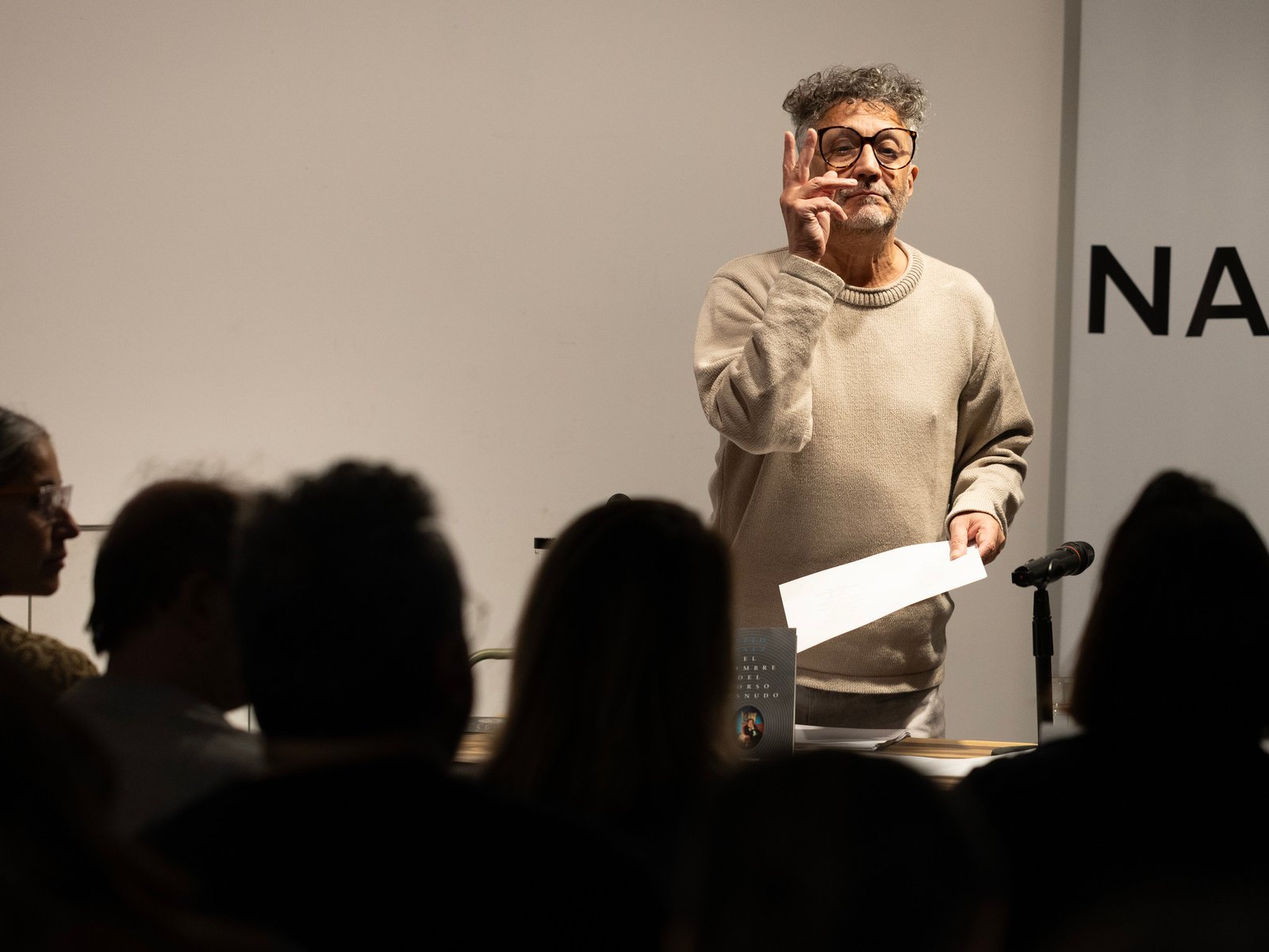 Un libro de poemas con guiños a Fabiana Cantilo, Cecilia Roth y un mapa de vínculos