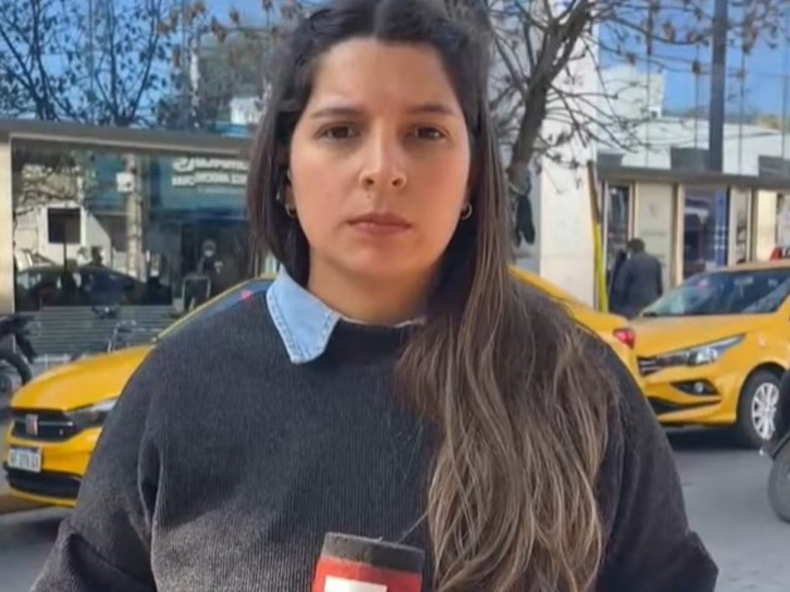 Un motochorro le quiso robar el teléfono a una periodista en un móvil en vivo