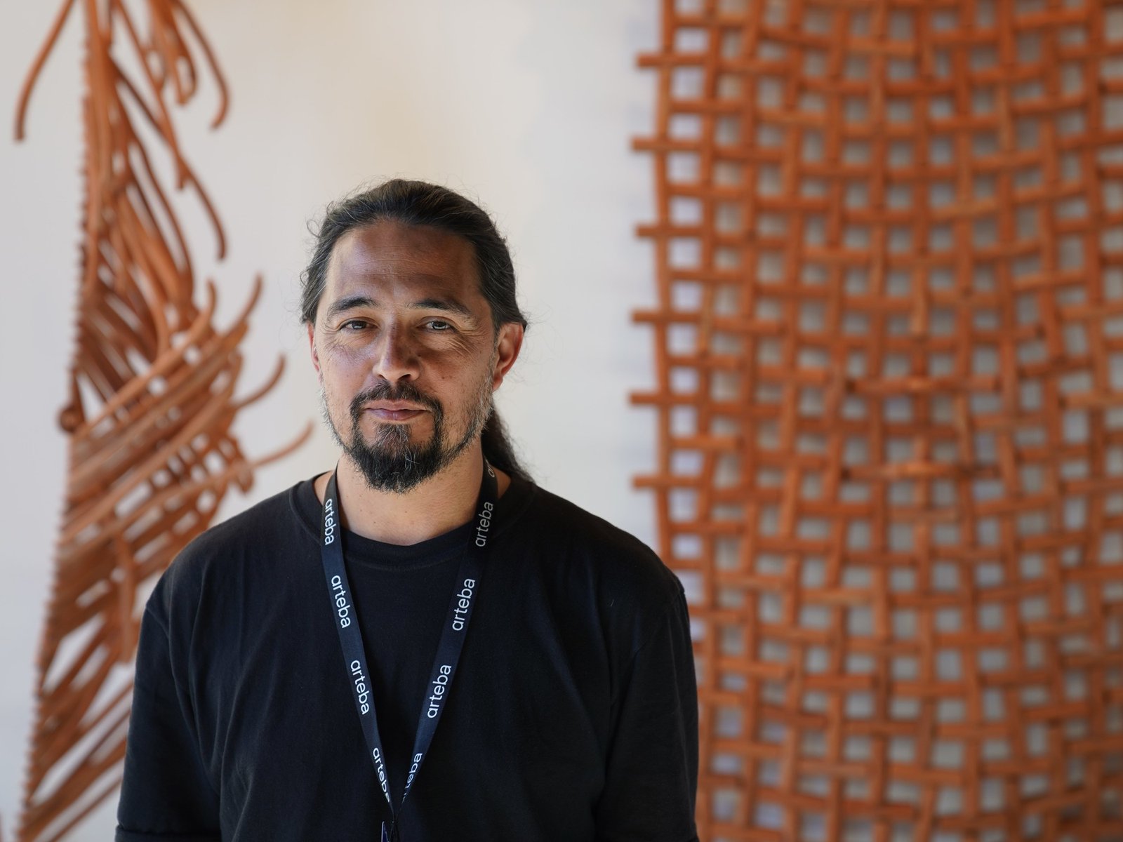 Un original tejido de cerámica se quedó con el premio Volf de arteba, que vincula arte y oficios